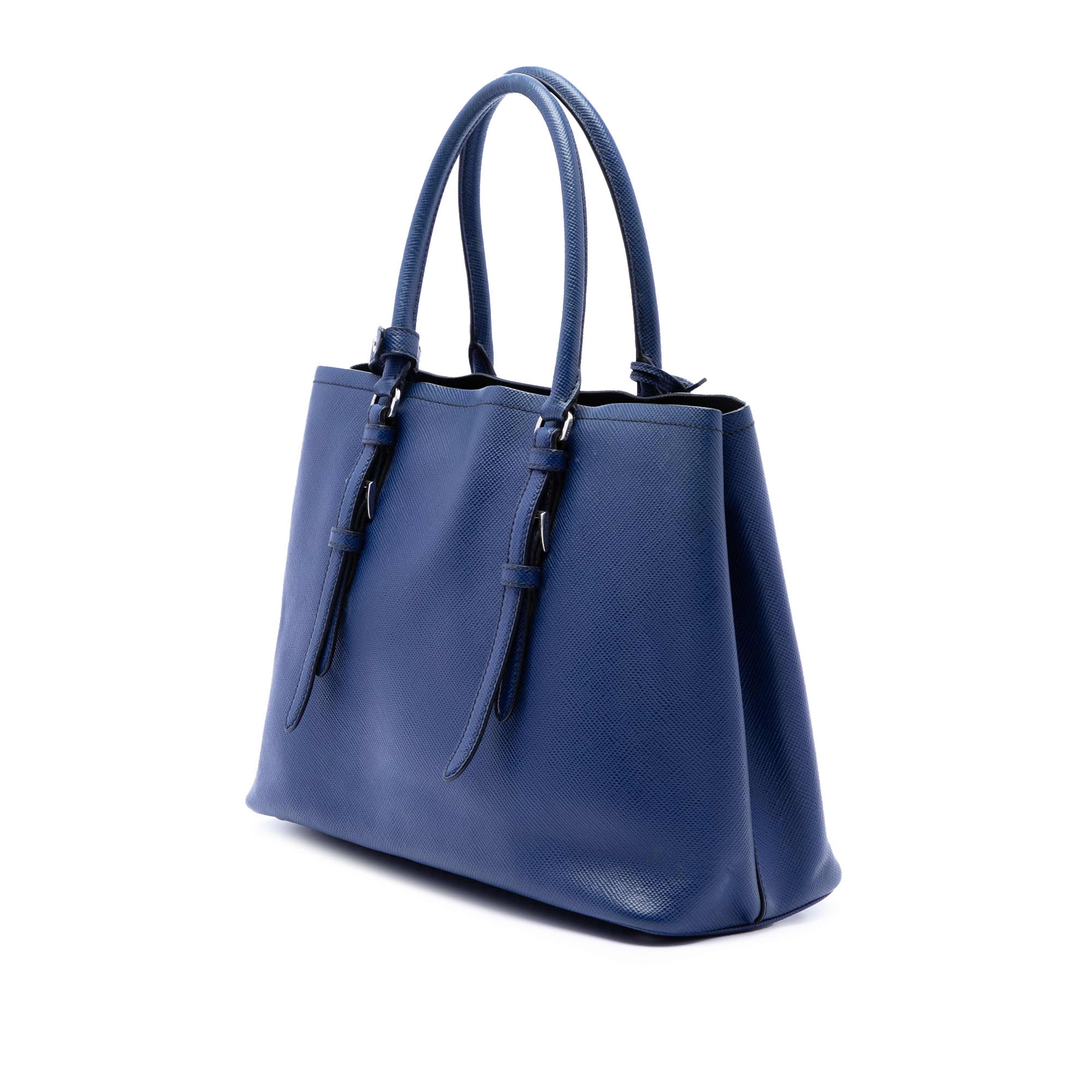Prada Saffiano Soft Shopping Convertible Tote, från Luxclusif, i färgen blå. Klicka för att öppna bilden i stort format