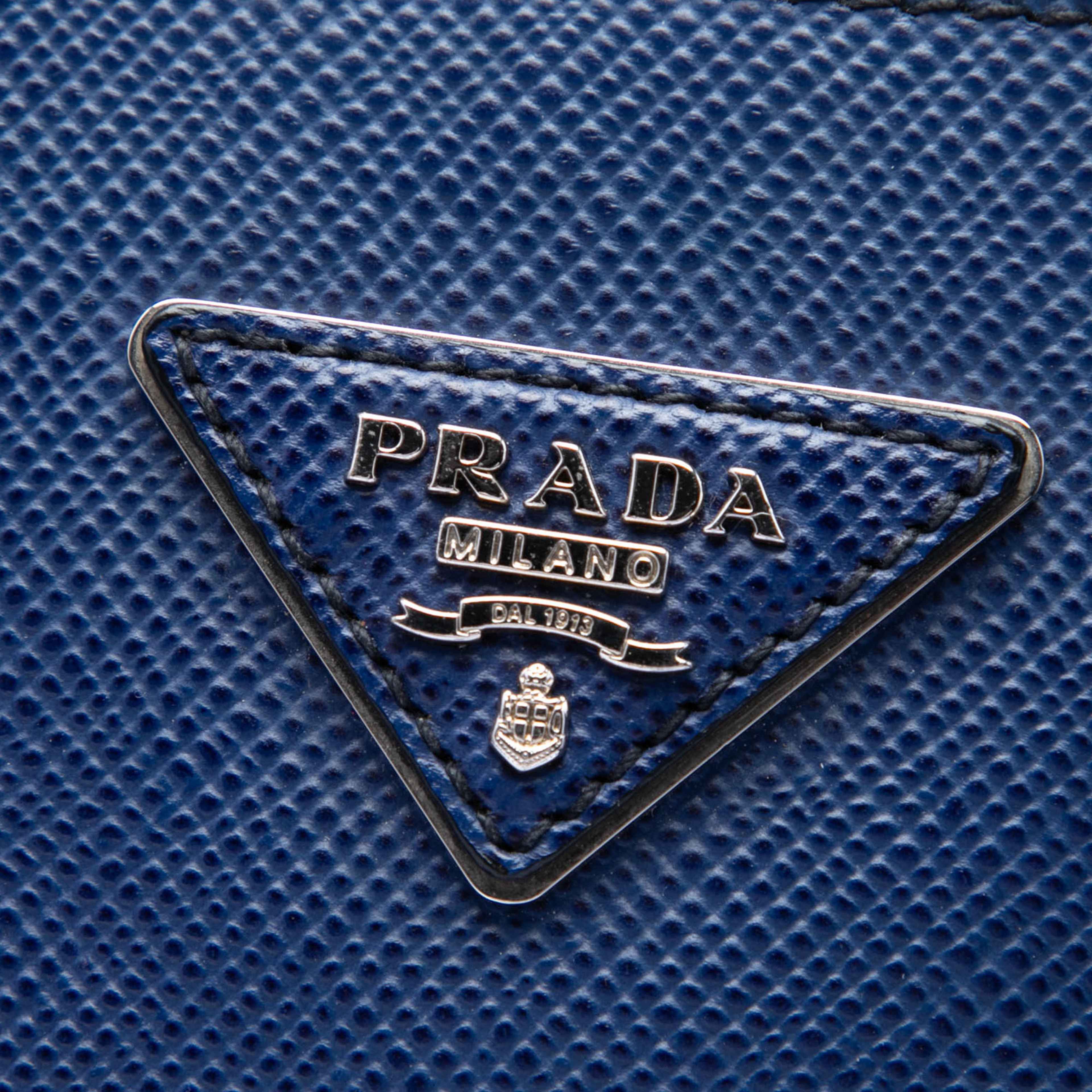 Prada Saffiano Soft Shopping Convertible Tote, från Luxclusif, i färgen blå. Klicka för att öppna bilden i stort format
