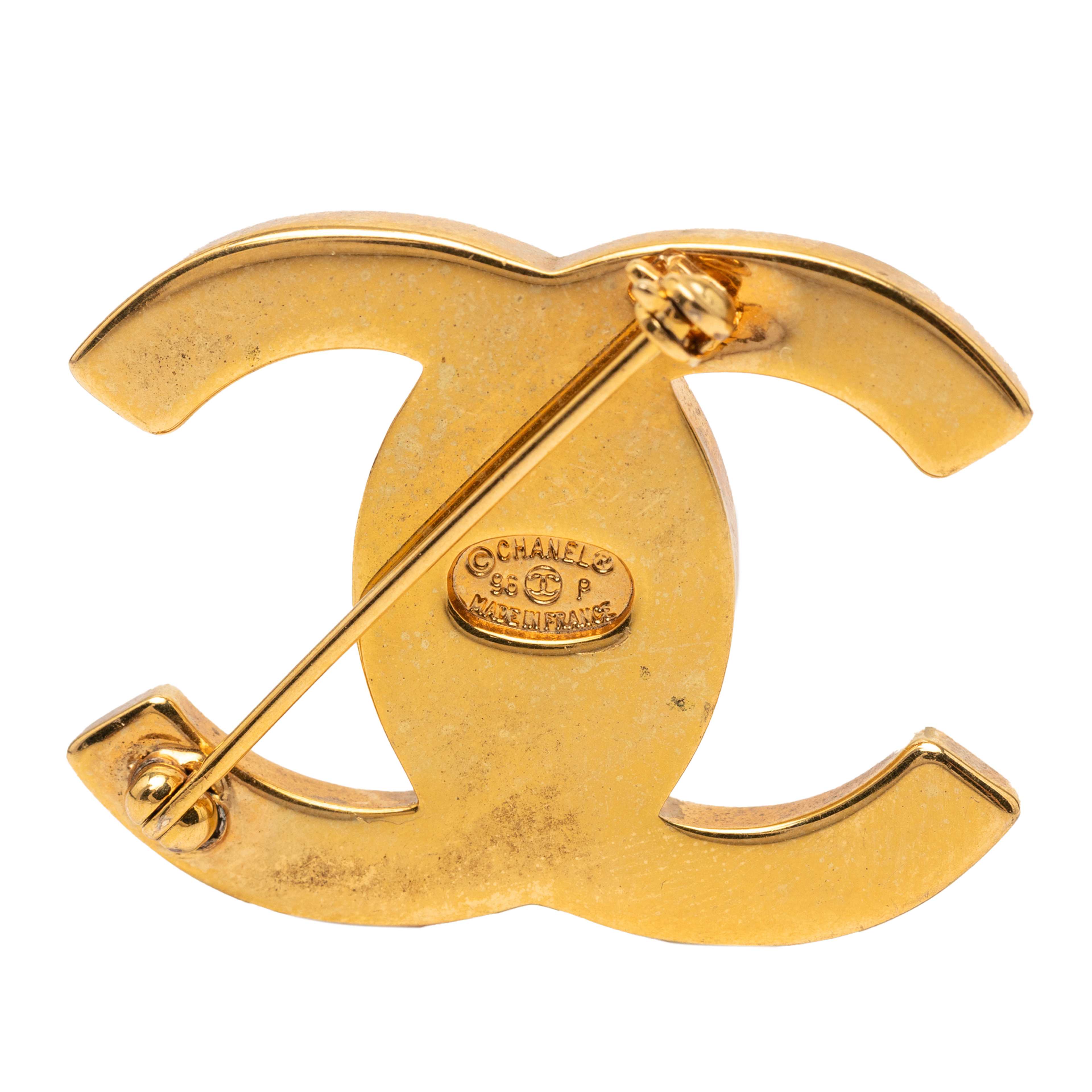 Chanel Cc Gold Plated Turn Lock Brooch, från Luxclusif, i färgen guld. Klicka för att öppna bilden i stort format