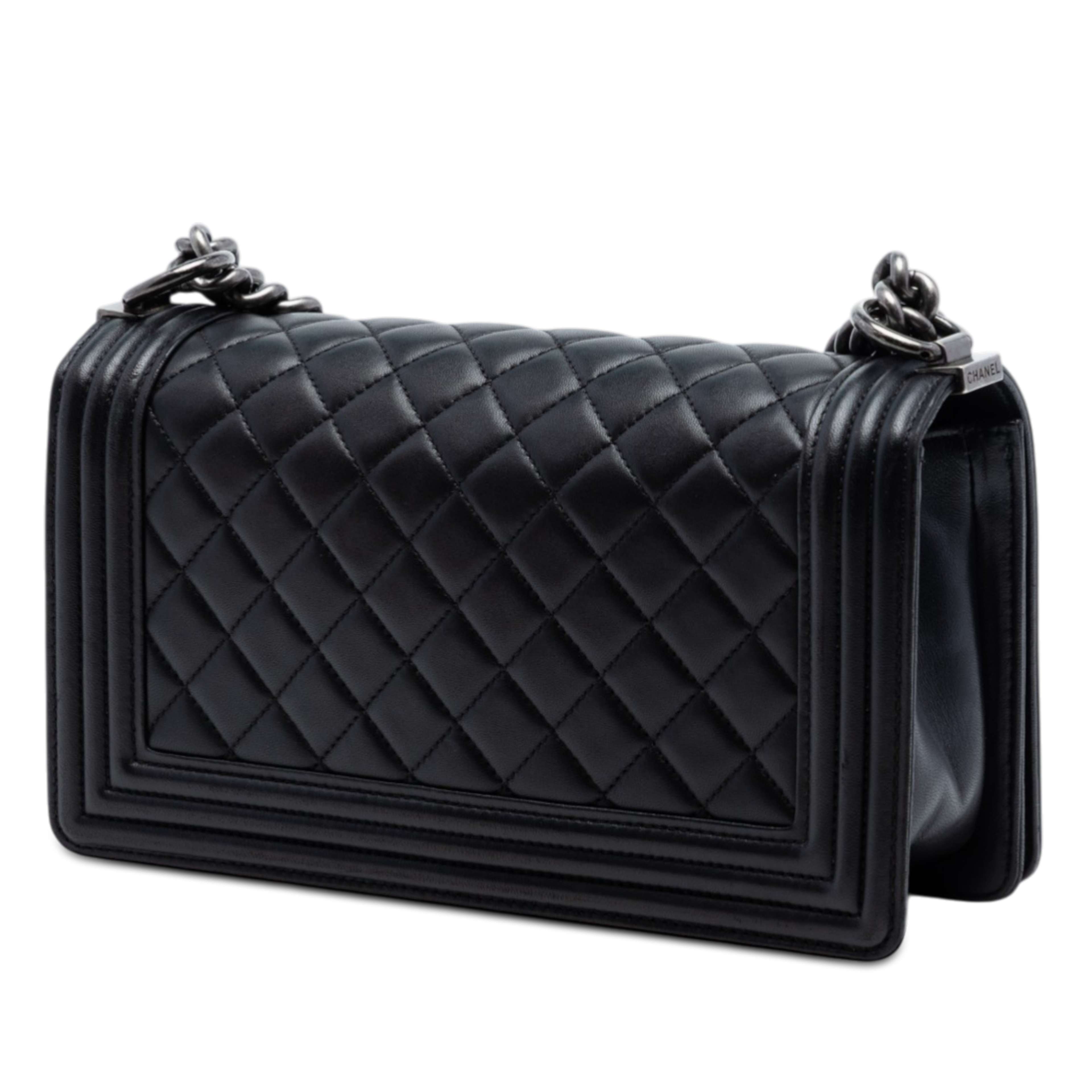 Chanel Old Medium Quilted Lambskin Boy Flap, från Luxclusif, i färgen black. Klicka för att öppna bilden i stort format
