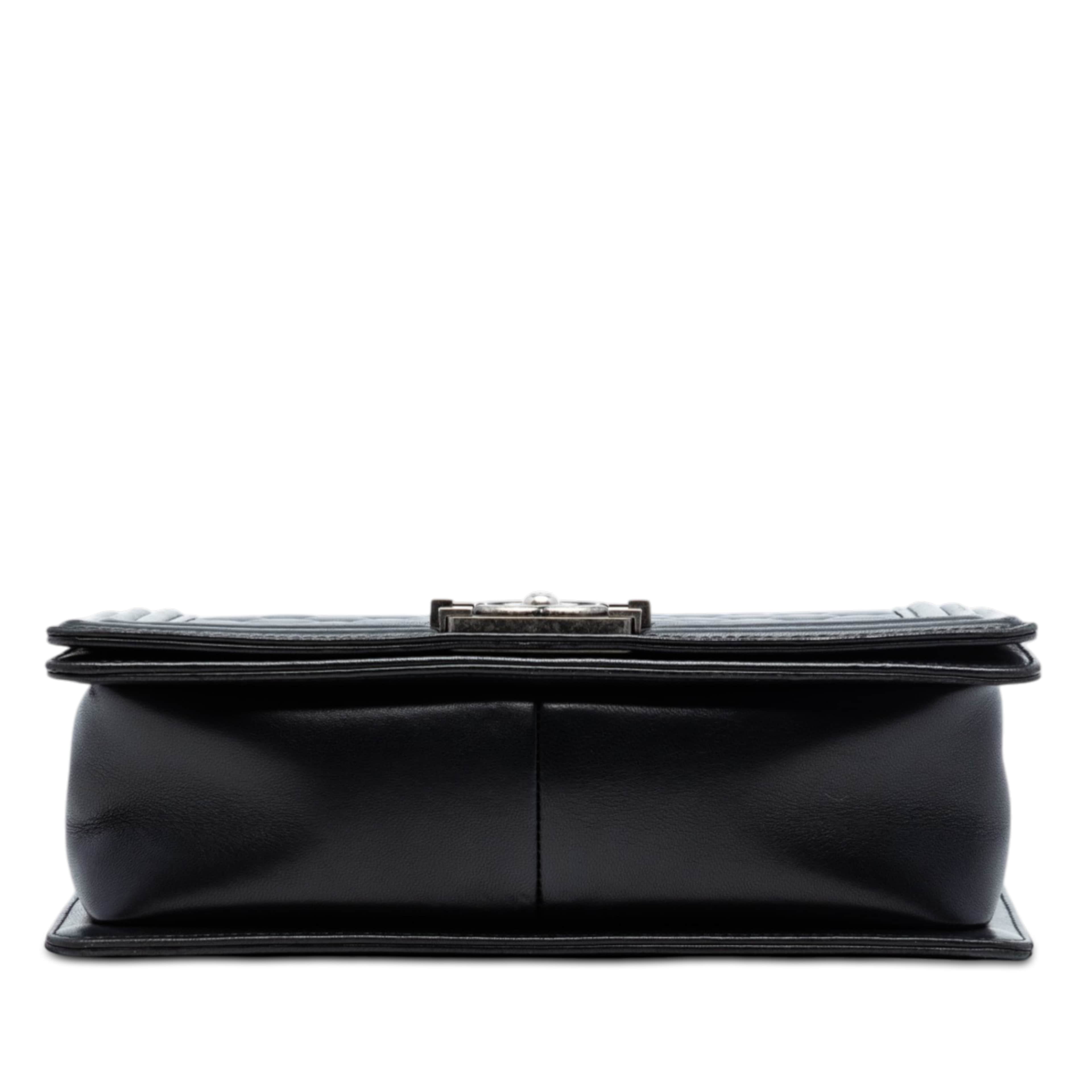 Chanel Old Medium Quilted Lambskin Boy Flap, från Luxclusif, i färgen black. Klicka för att öppna bilden i stort format