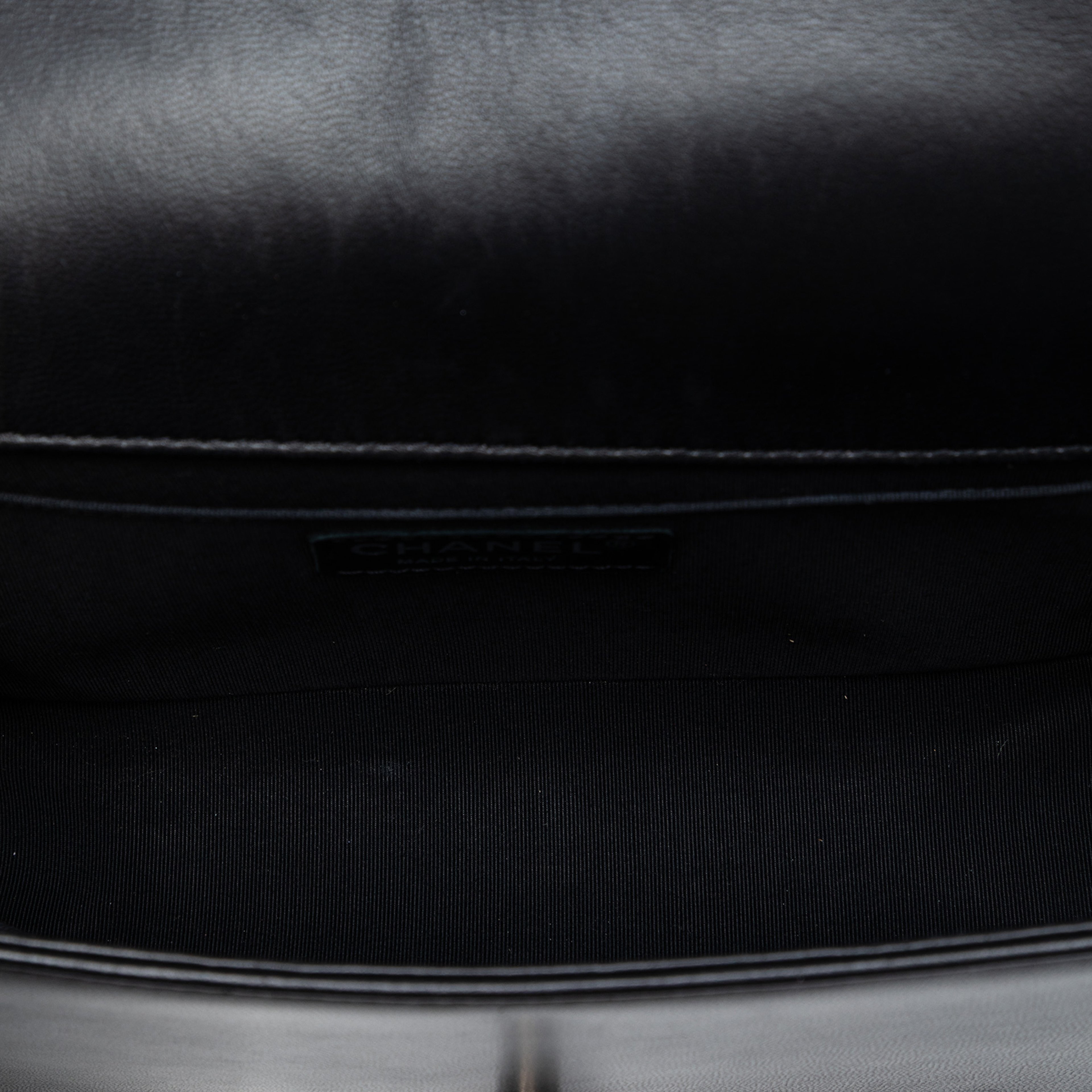 Chanel Old Medium Quilted Lambskin Boy Flap, från Luxclusif, i färgen black. Klicka för att öppna bilden i stort format