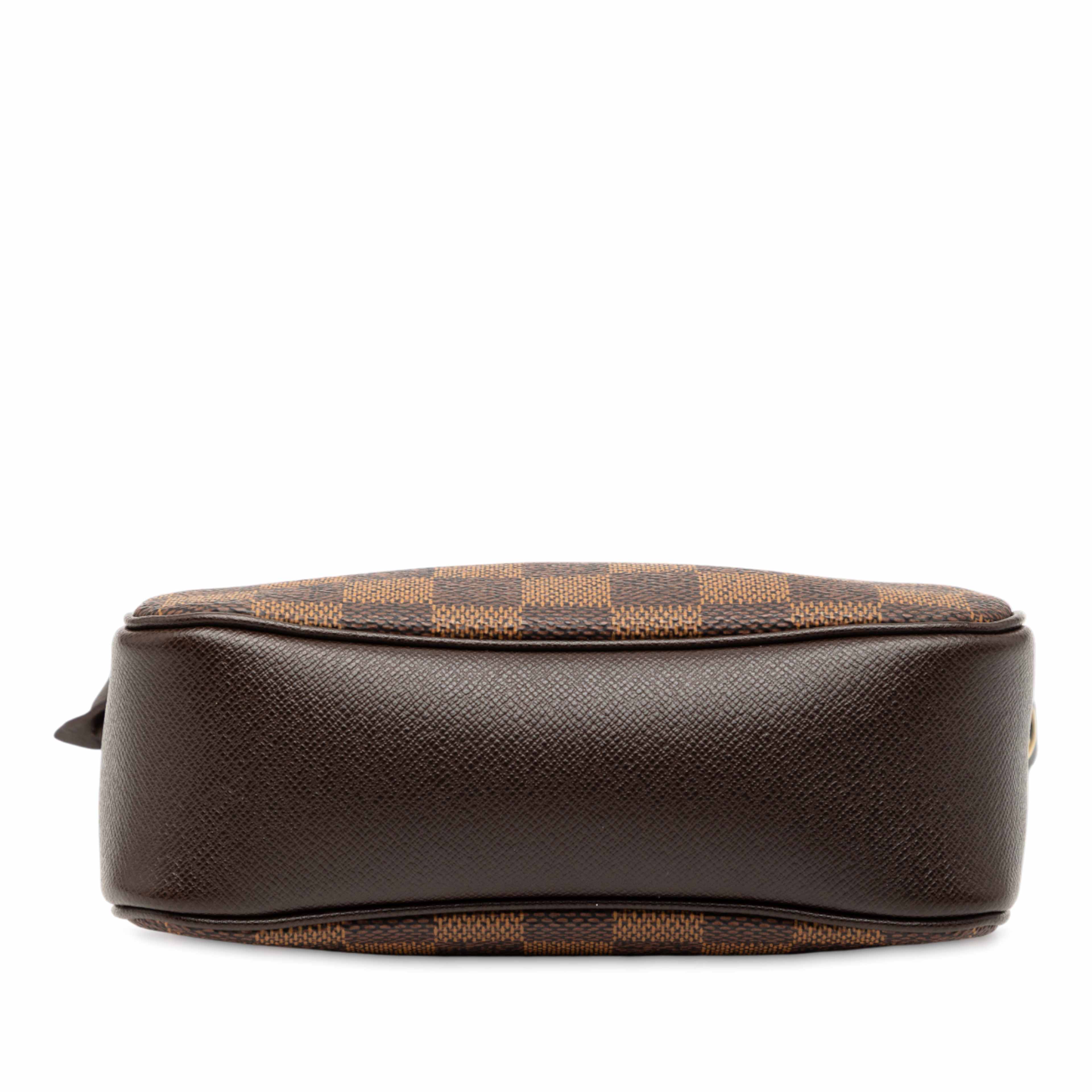 Louis Vuitton Damier Ebene Trousse Pochette, från Luxclusif, i färgen brun. Klicka för att öppna bilden i stort format