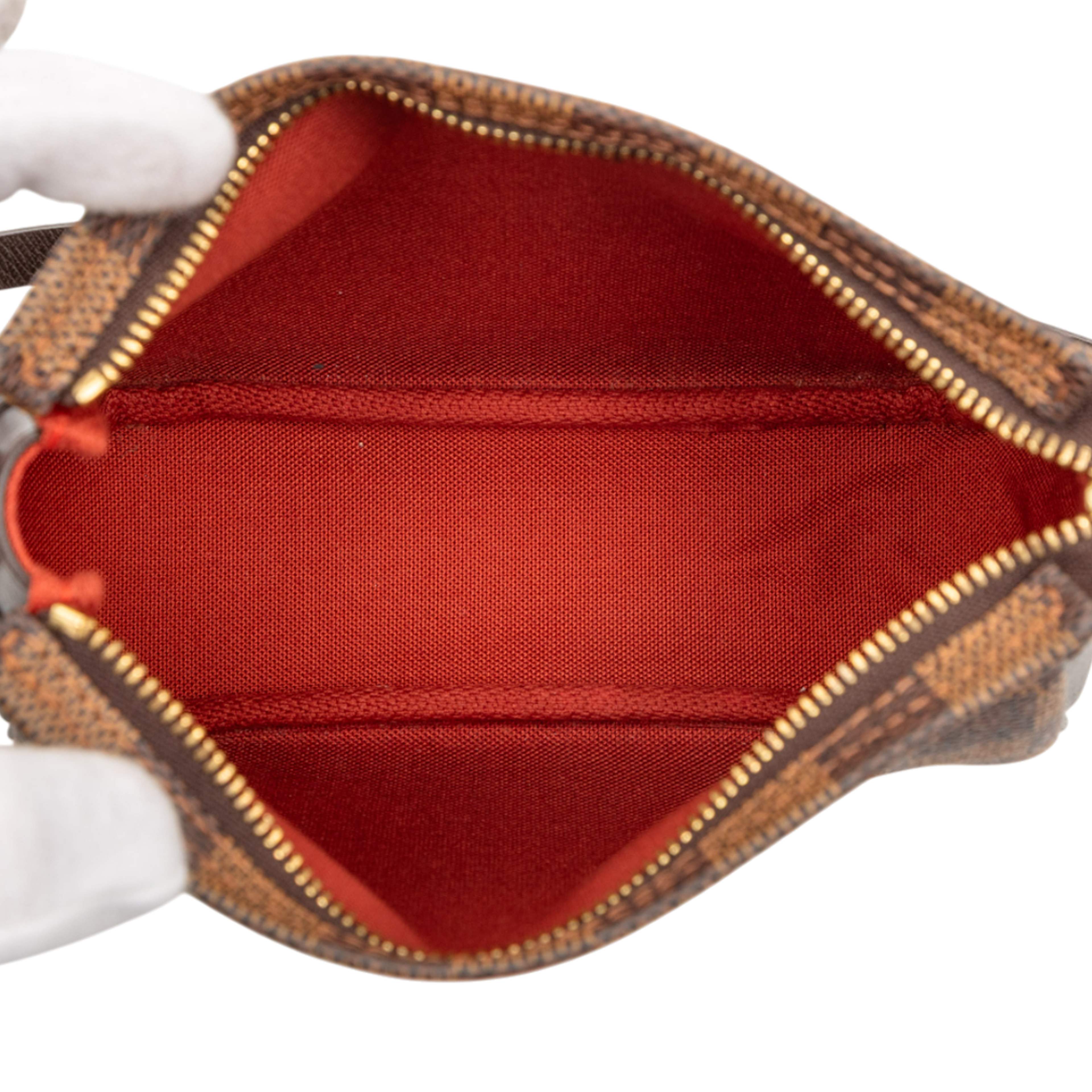 Louis Vuitton Damier Ebene Trousse Pochette, från Luxclusif, i färgen brown. Klicka för att öppna bilden i stort format