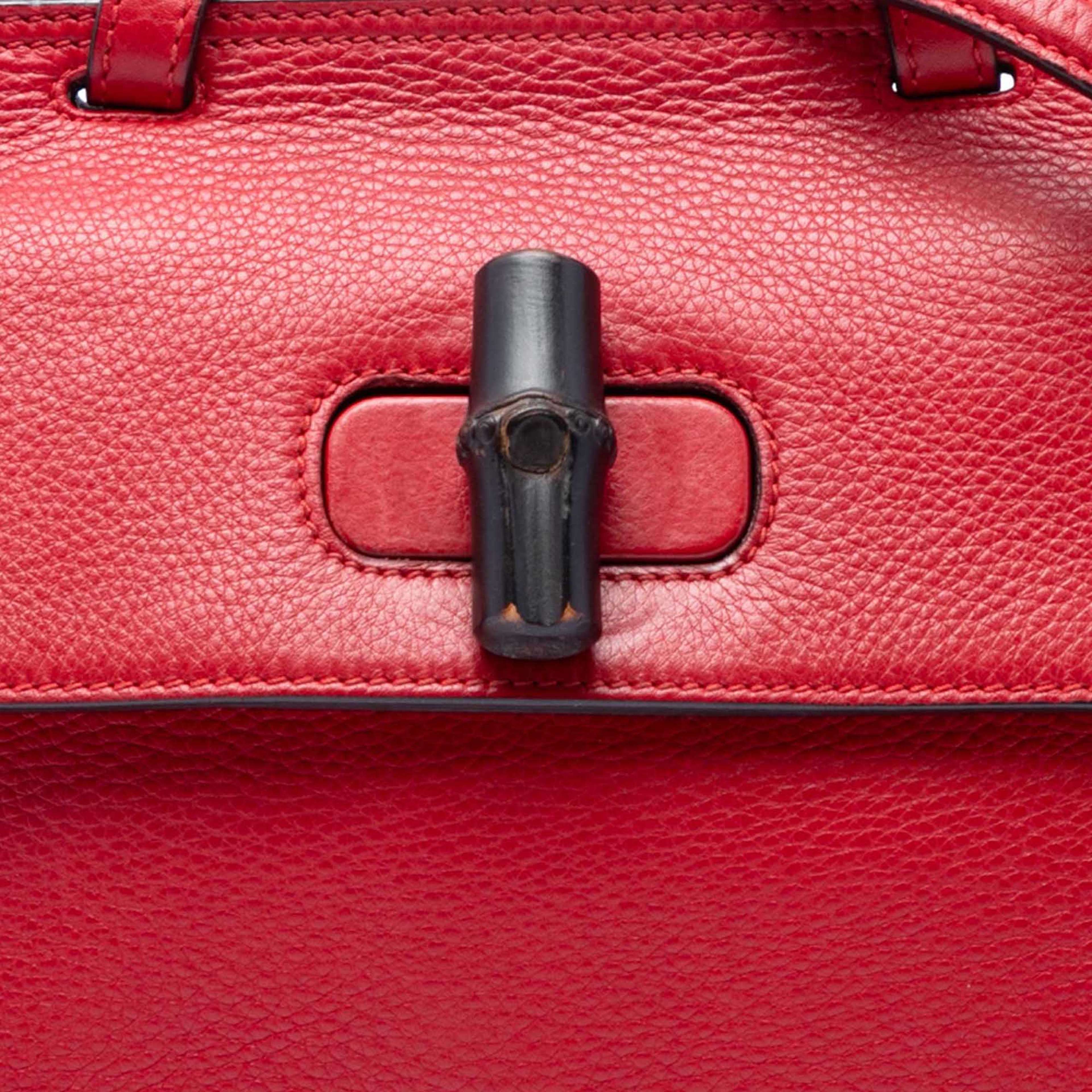 Gucci Small Calfskin Bamboo Daily Satchel, från Luxclusif, i färgen röd. Klicka för att öppna bilden i stort format