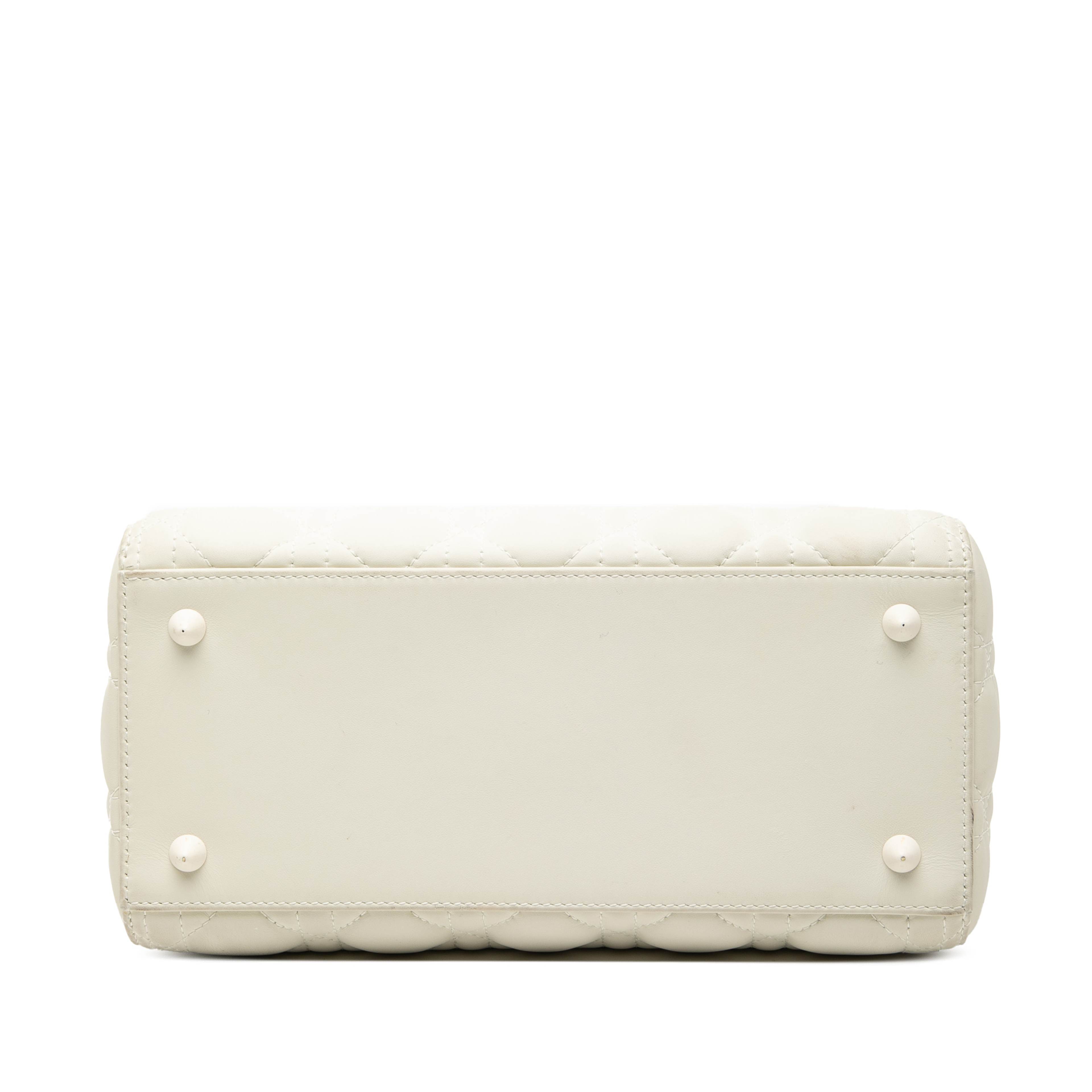 Dior Medium Lambskin Cannage Lady Dior, från Luxclusif, i färgen ivory. Klicka för att öppna bilden i stort format