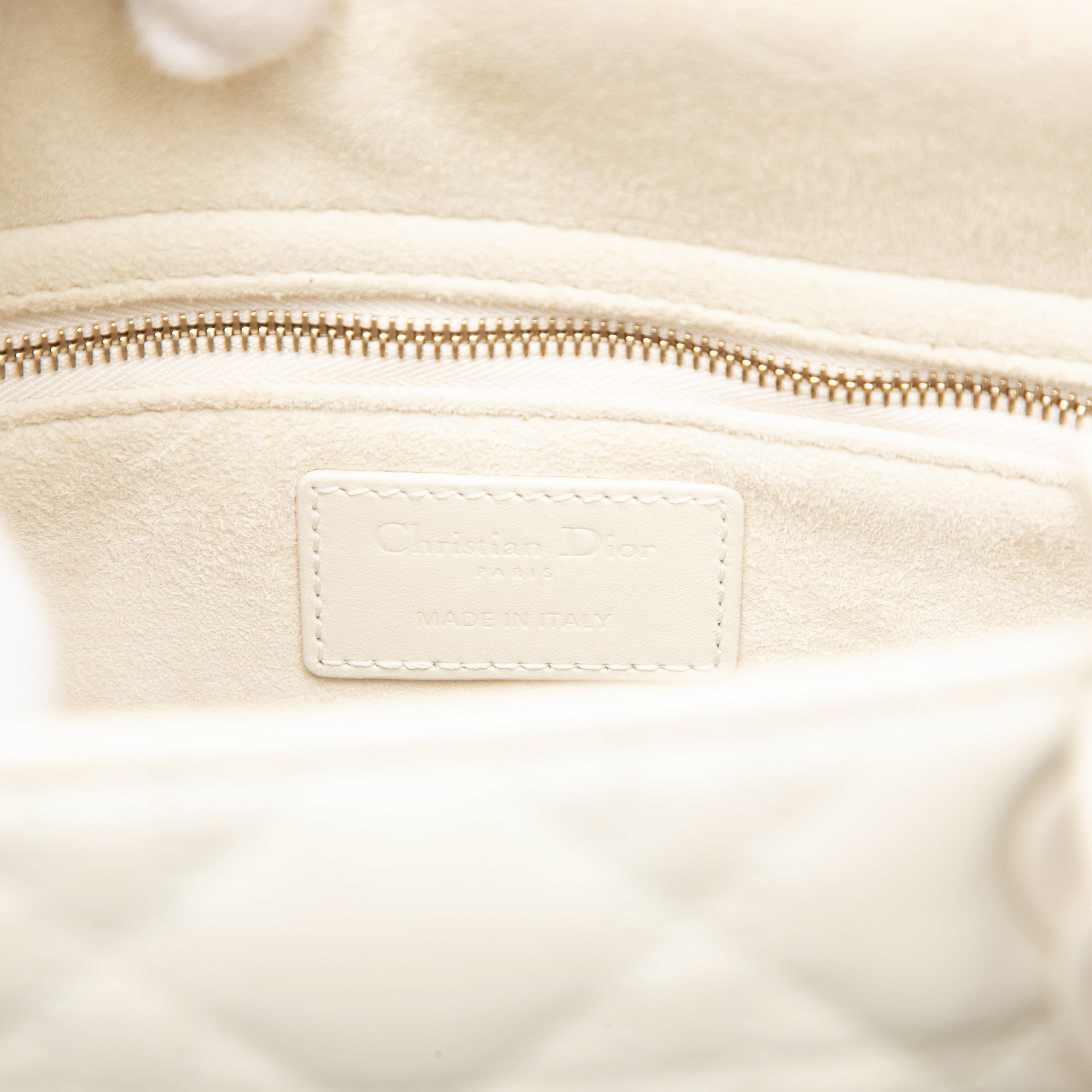 Dior Medium Lambskin Cannage Lady Dior, från Luxclusif, i färgen ivory. Klicka för att öppna bilden i stort format