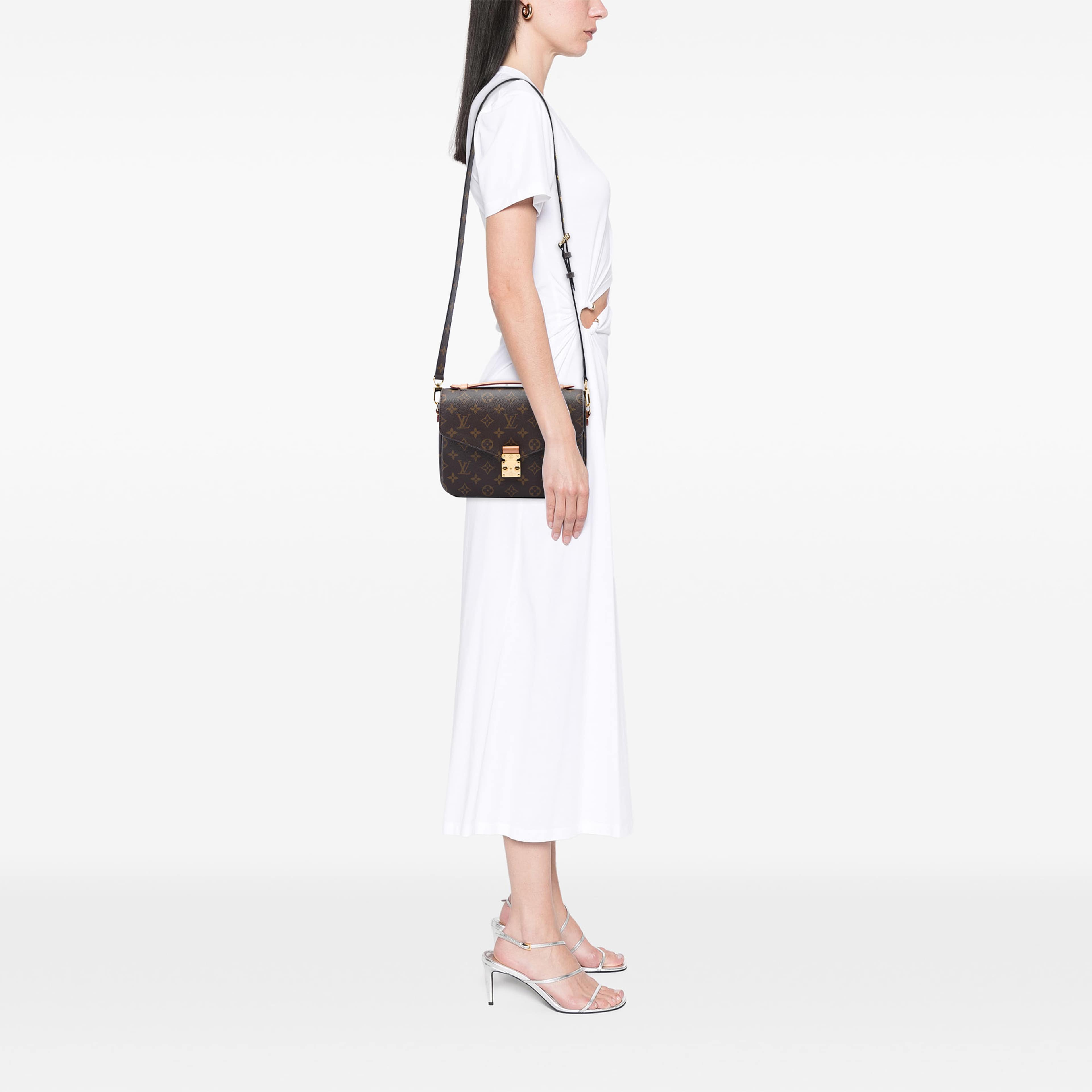 Louis Vuitton Monogram Pochette Metis, från Luxclusif, i färgen brun. Klicka för att öppna bilden i stort format