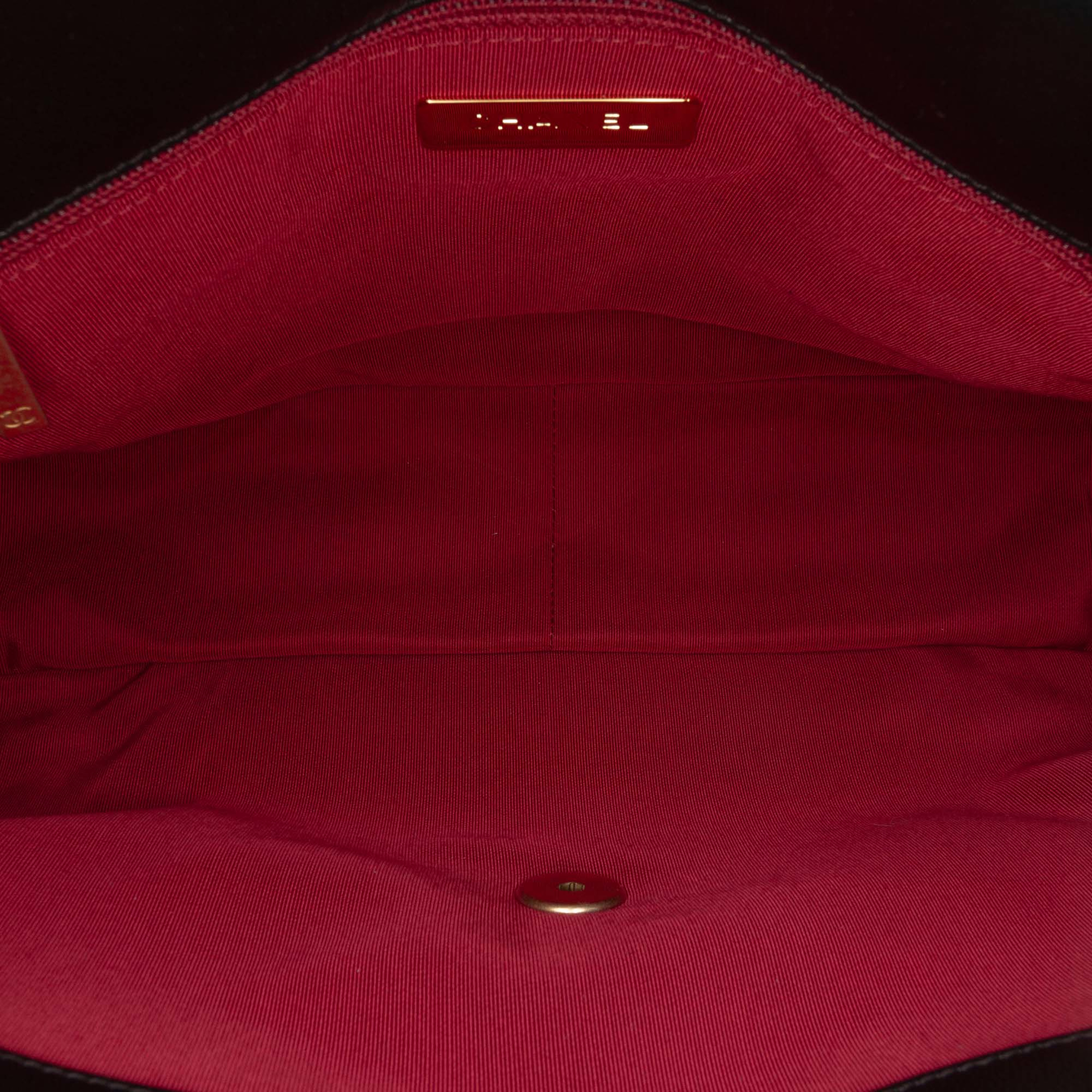 Chanel Maxi Lambskin 19 Flap, från Luxclusif, i färgen black. Klicka för att öppna bilden i stort format