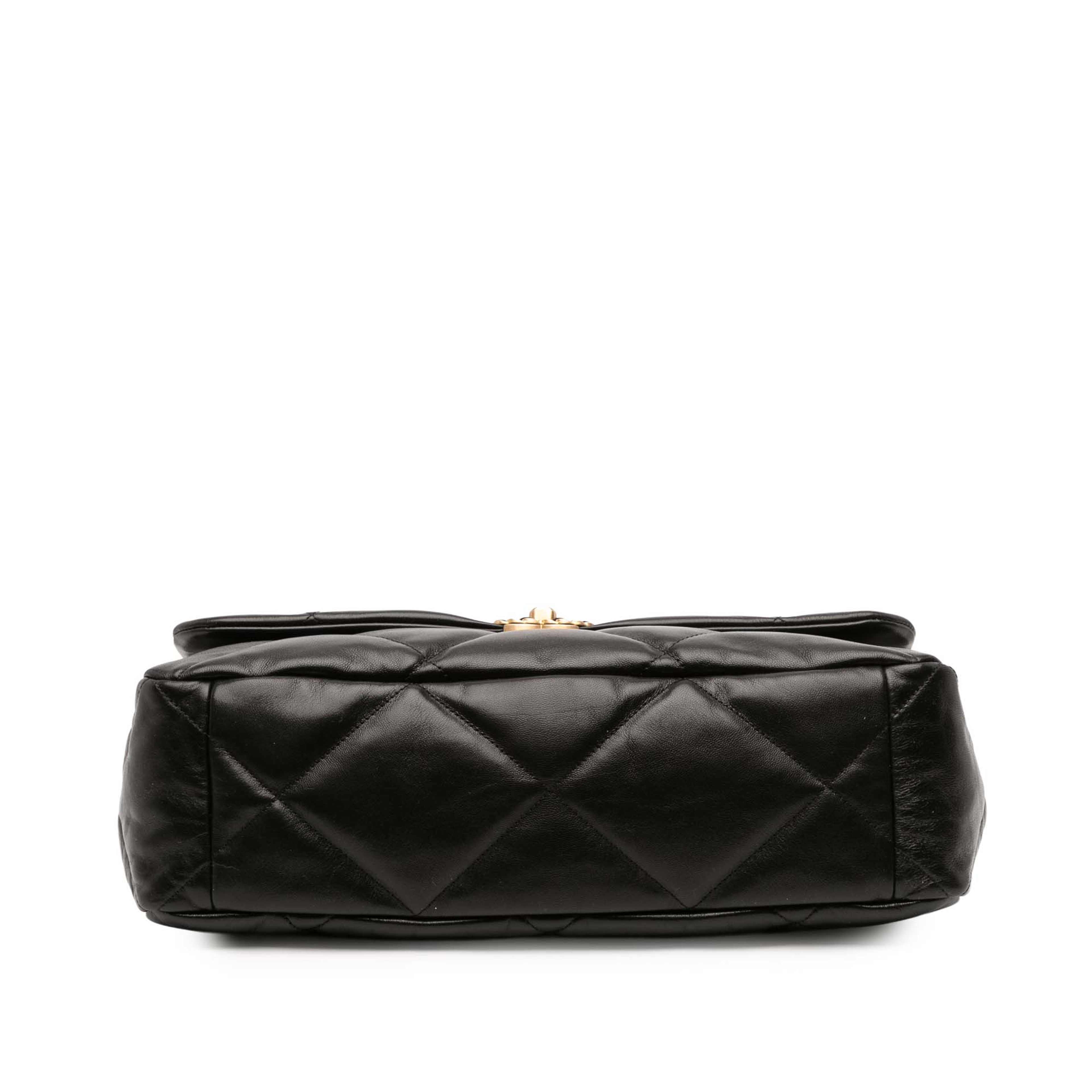 Chanel Maxi Lambskin 19 Flap, från Luxclusif, i färgen black. Klicka för att öppna bilden i stort format