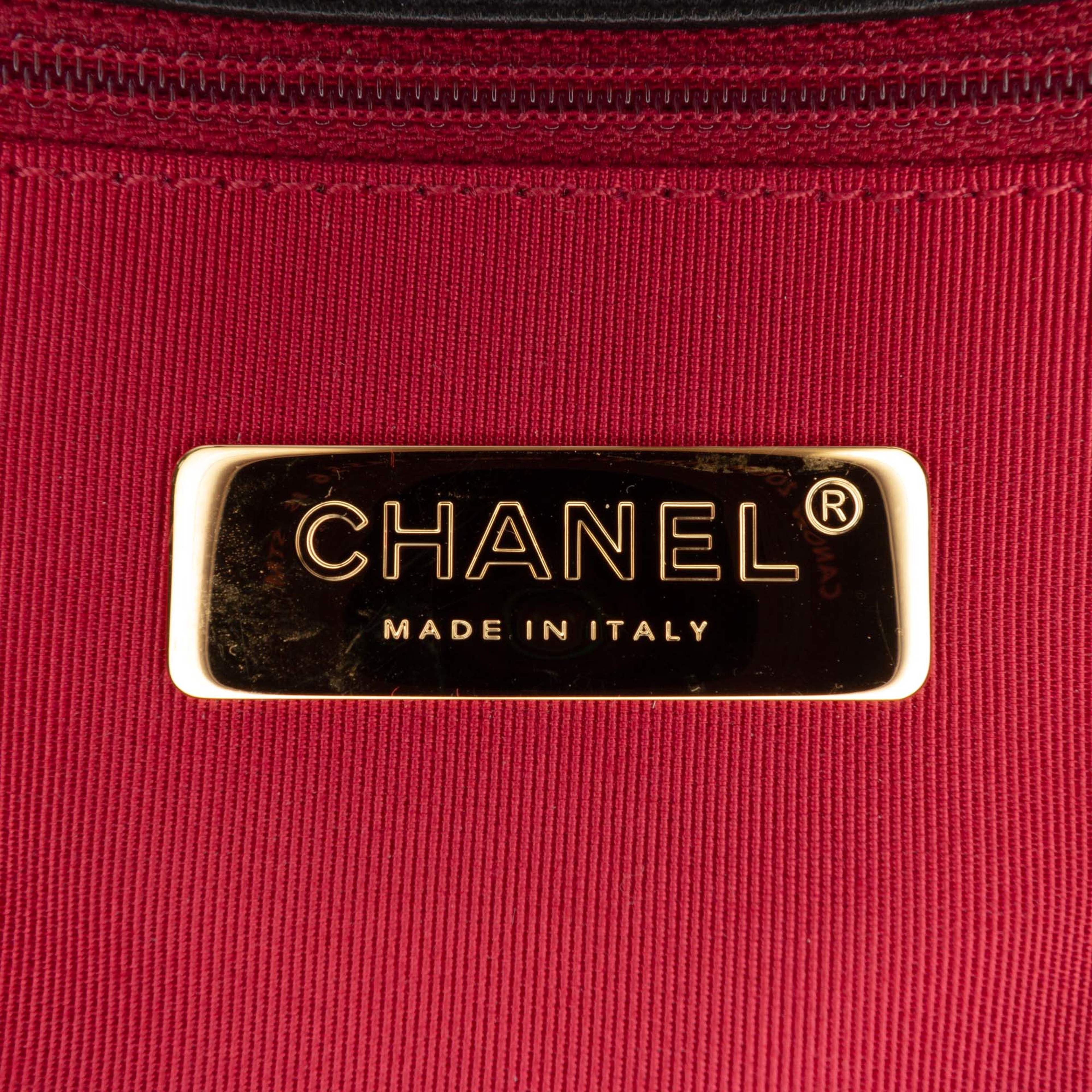 Chanel Maxi Lambskin 19 Flap, från Luxclusif, i färgen black. Klicka för att öppna bilden i stort format