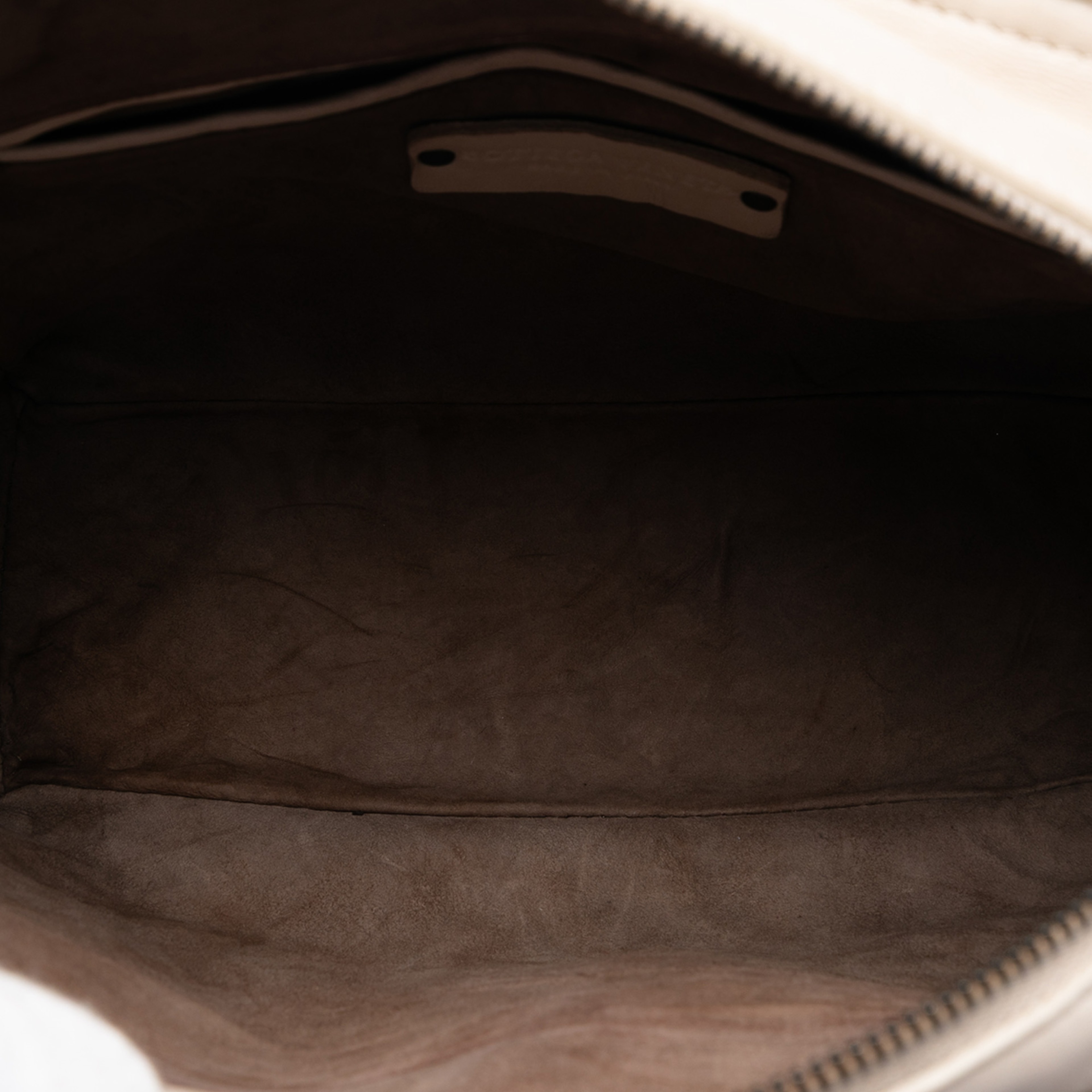 Bottega Veneta Nappa Intrecciato Satchel, från Luxclusif, i färgen white. Klicka för att öppna bilden i stort format