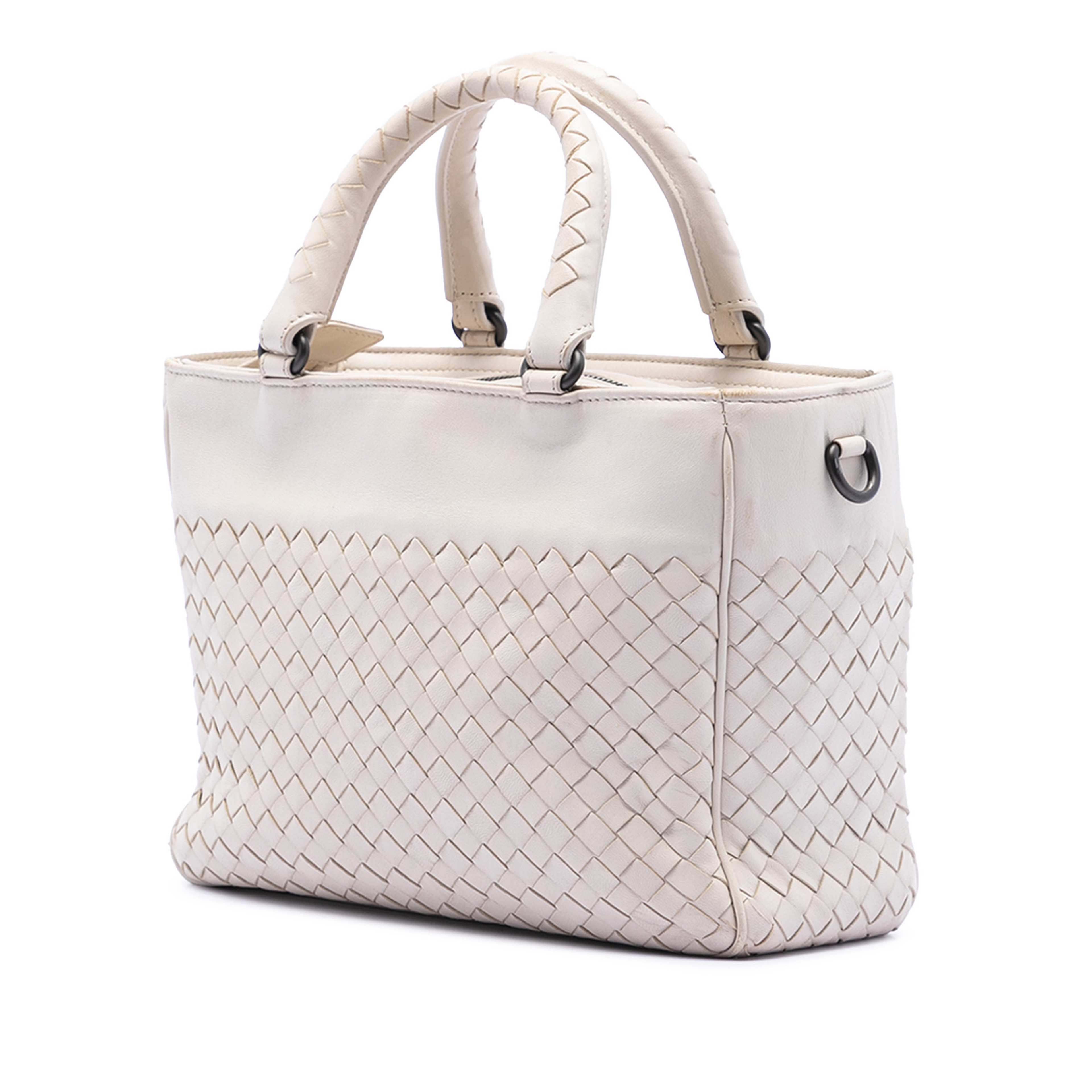 Bottega Veneta Nappa Intrecciato Satchel, från Luxclusif, i färgen white. Klicka för att öppna bilden i stort format