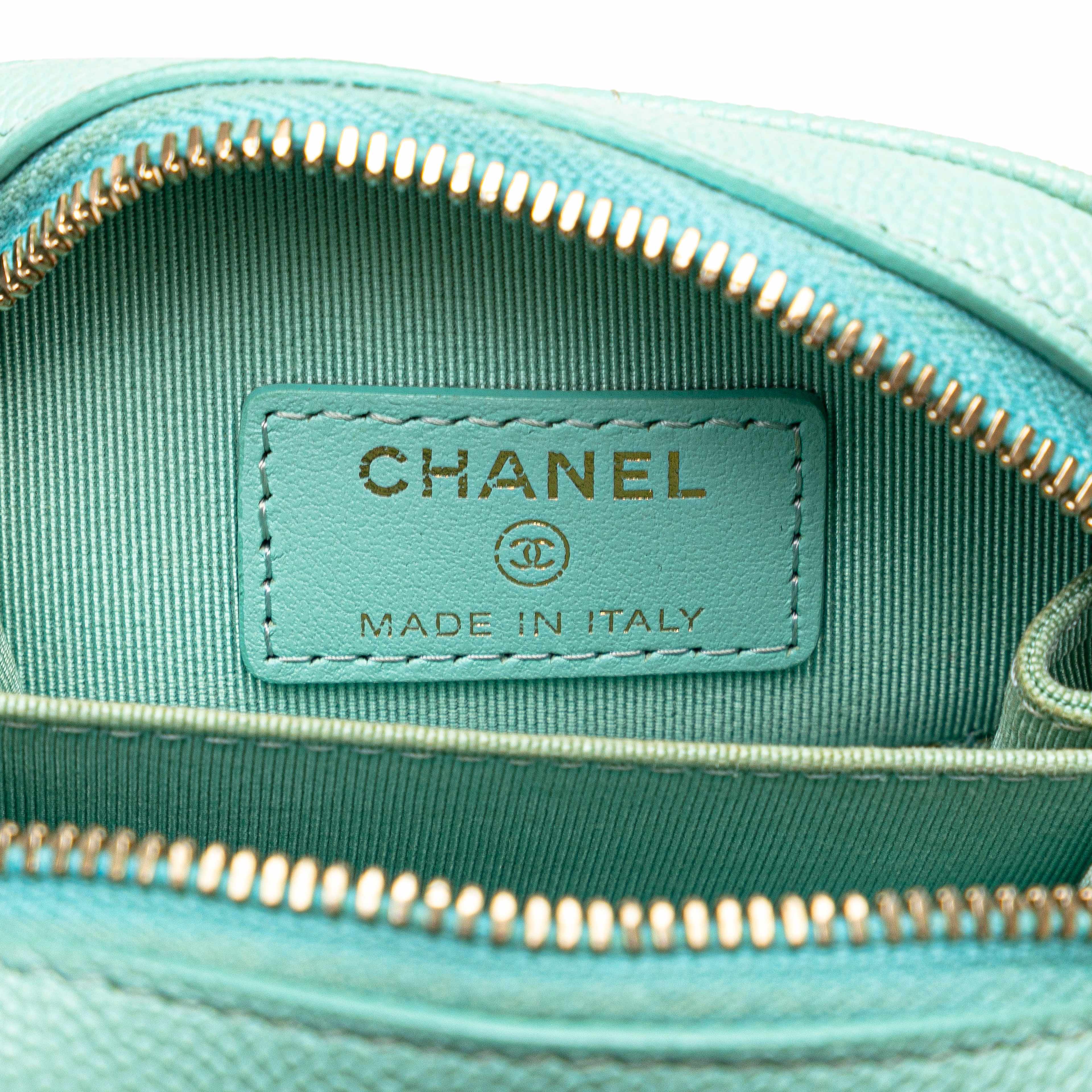 Chanel Cc Quilted Caviar Zip Phone Case, från Luxclusif, i färgen light blue. Klicka för att öppna bilden i stort format