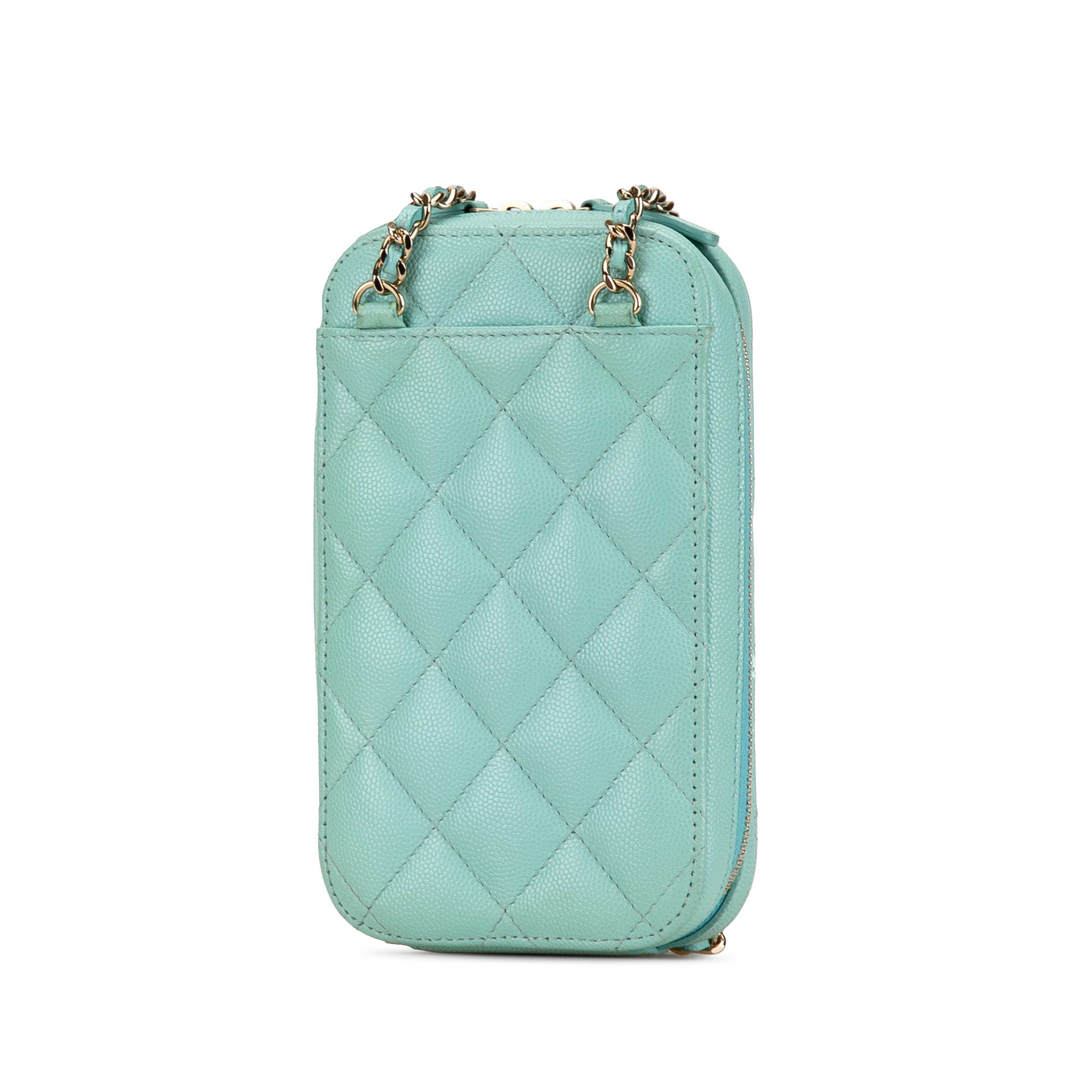 Chanel Cc Quilted Caviar Zip Phone Case, från Luxclusif, i färgen light blue. Klicka för att öppna bilden i stort format