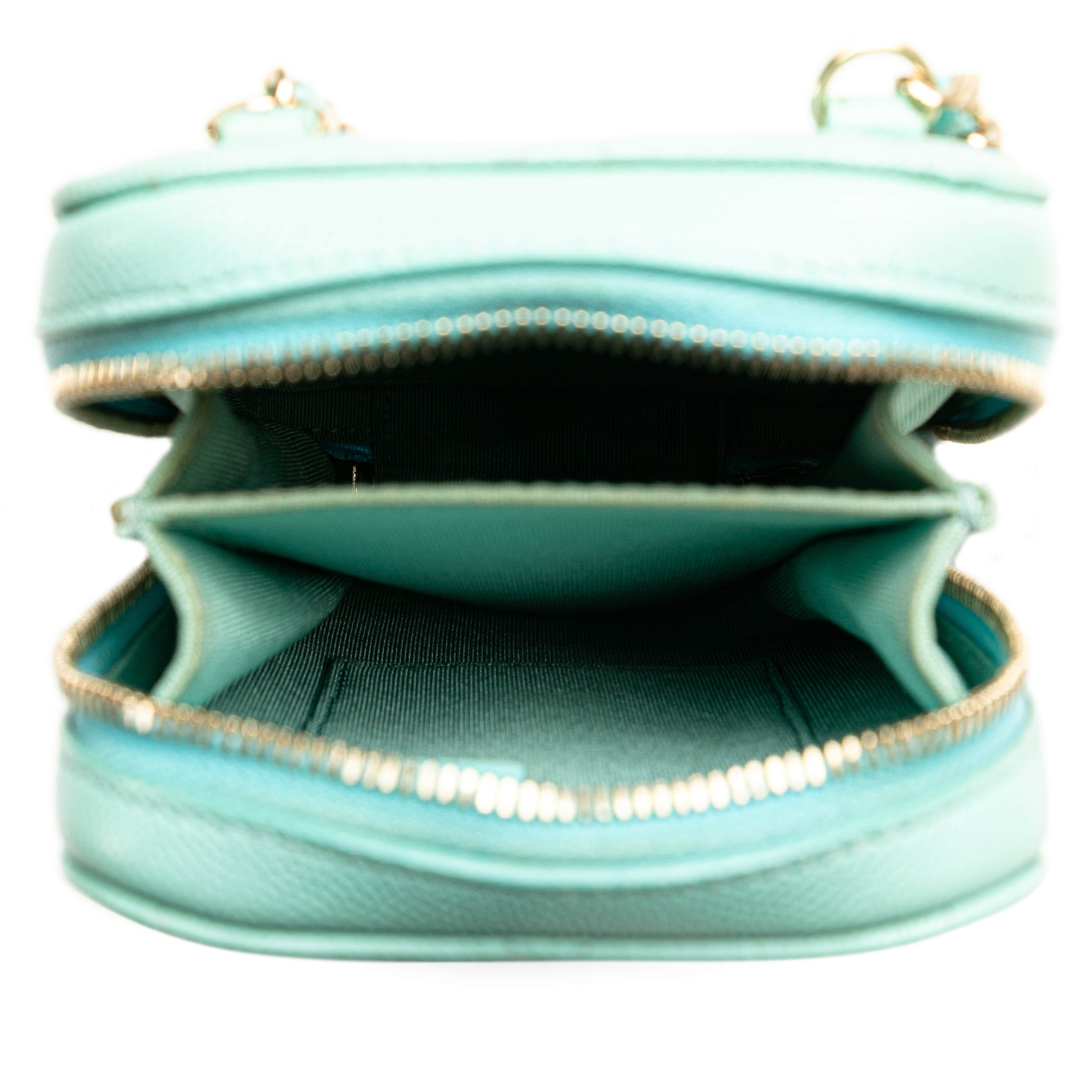 Chanel Cc Quilted Caviar Zip Phone Case, från Luxclusif, i färgen light blue. Klicka för att öppna bilden i stort format