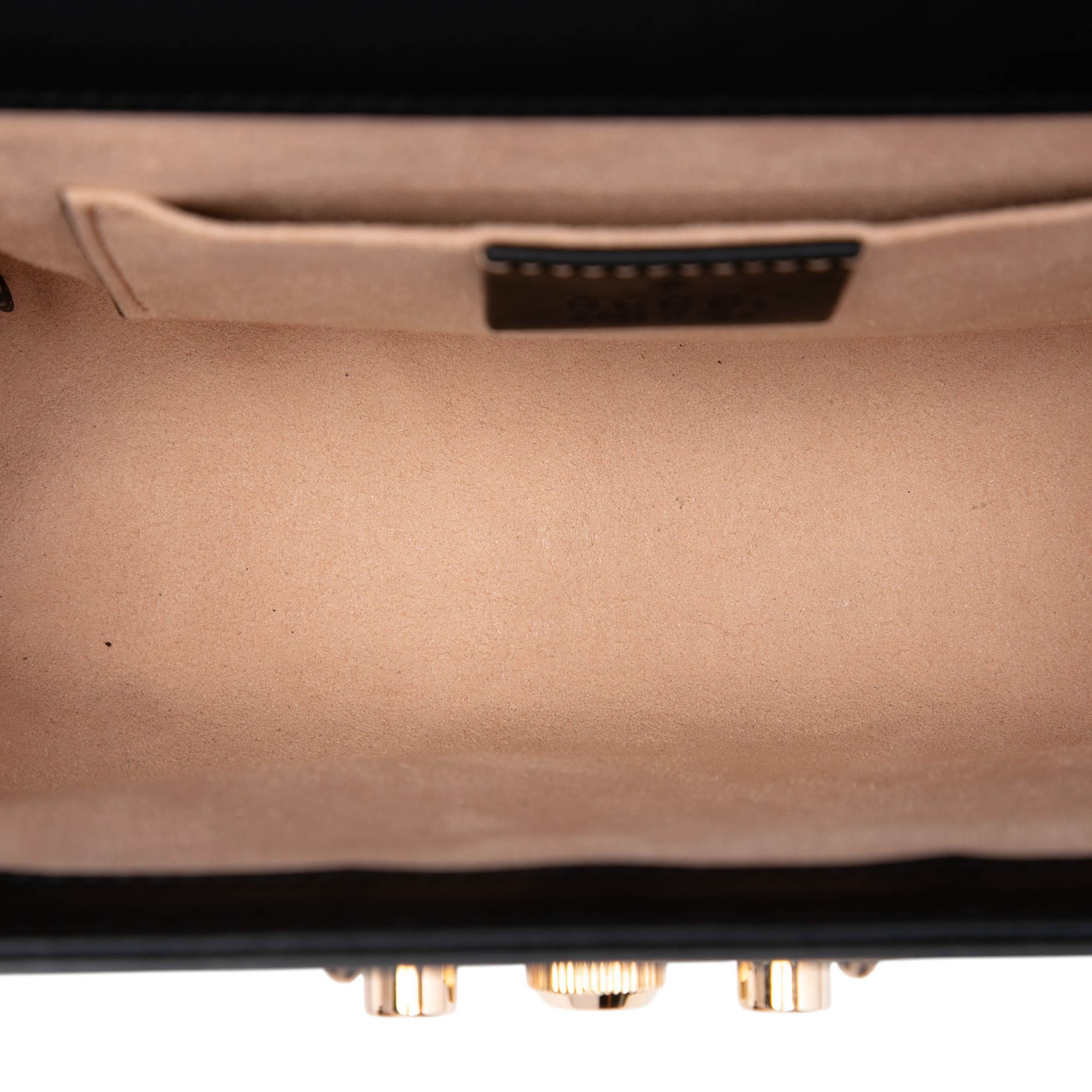 Gucci Small Gg Supreme Bee Padlock Crossbody, från Luxclusif, i färgen beige. Klicka för att öppna bilden i stort format