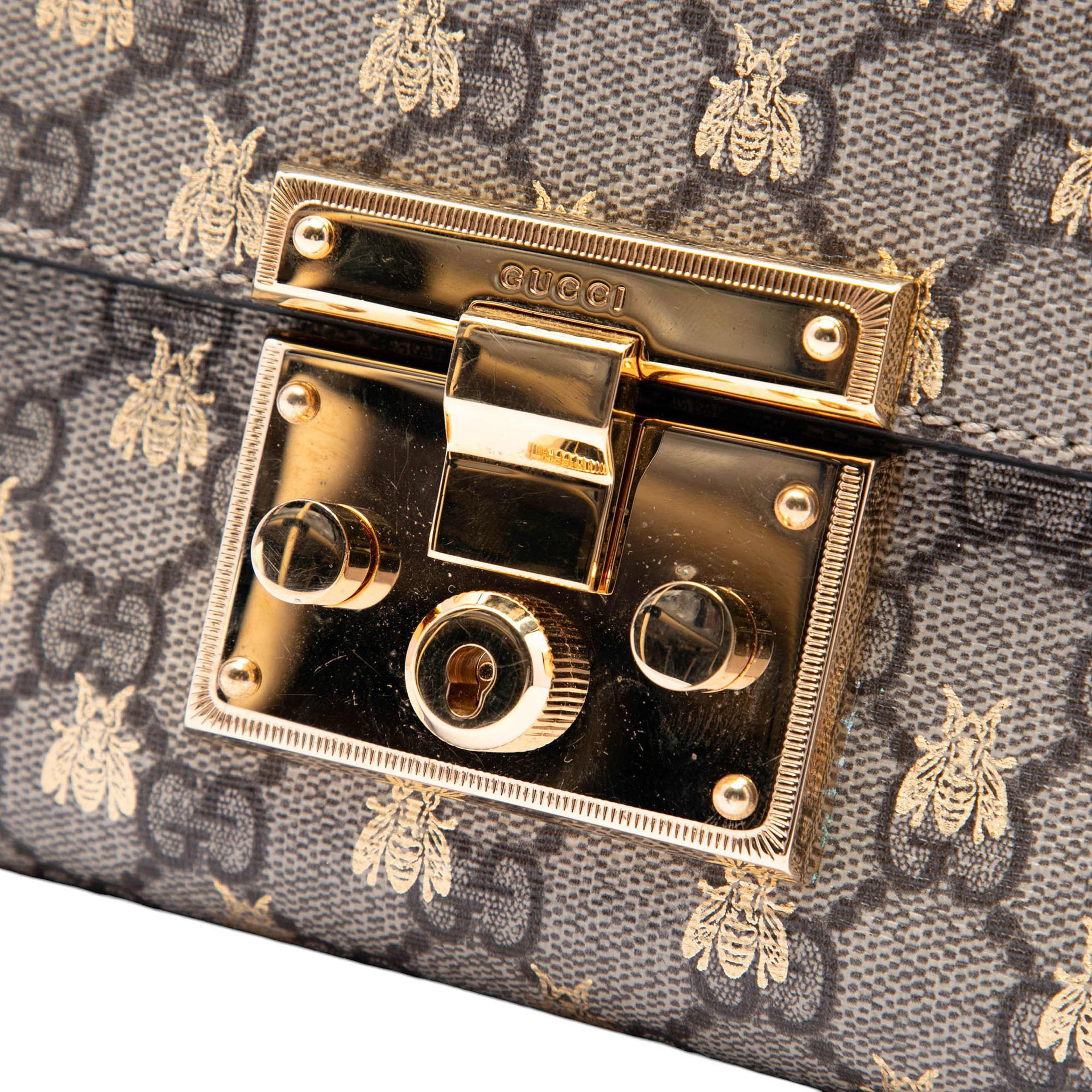 Gucci Small Gg Supreme Bee Padlock Crossbody, från Luxclusif, i färgen beige. Klicka för att öppna bilden i stort format