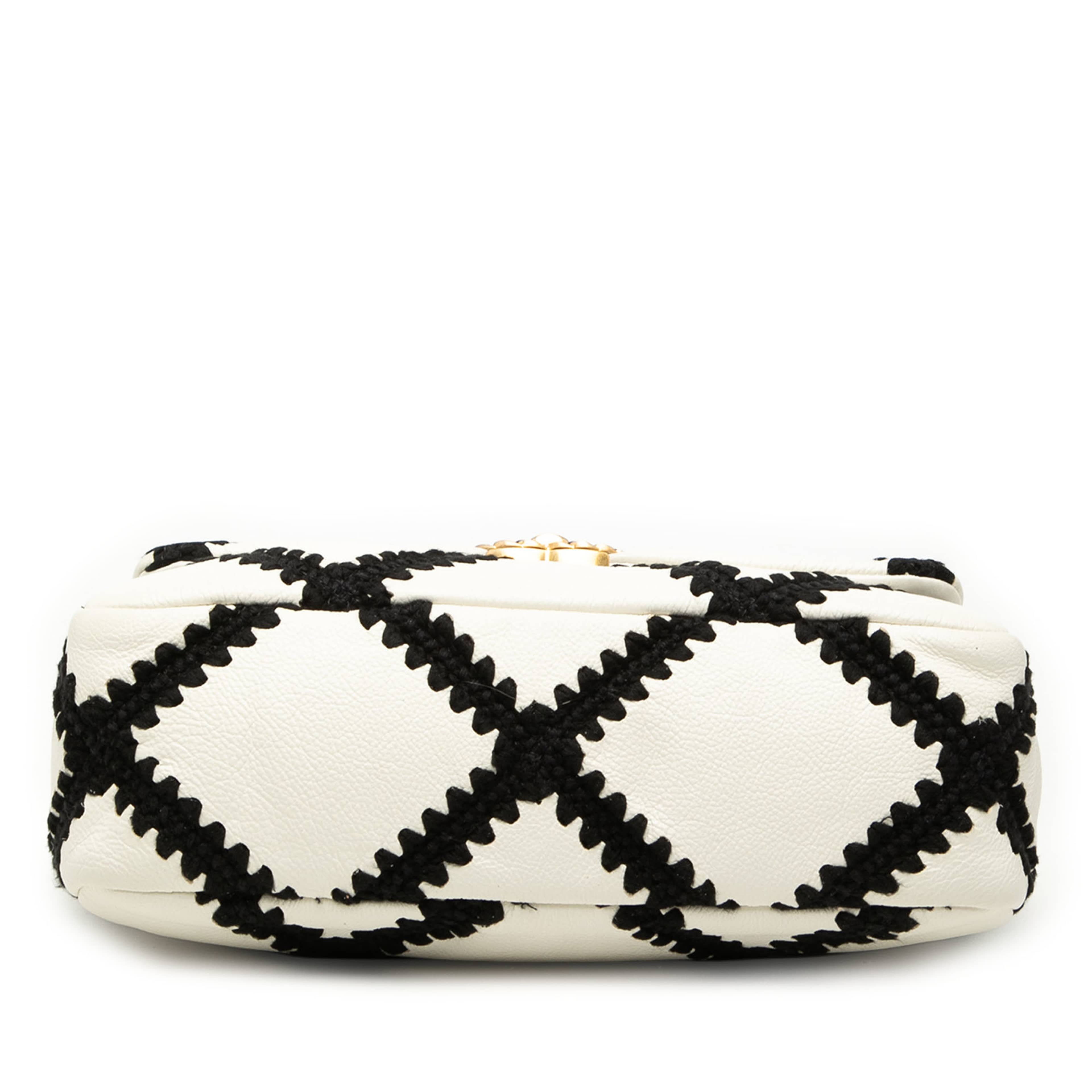 Chanel Medium Crochet Calfskin 19 Flap, från Luxclusif, i färgen ivory. Klicka för att öppna bilden i stort format