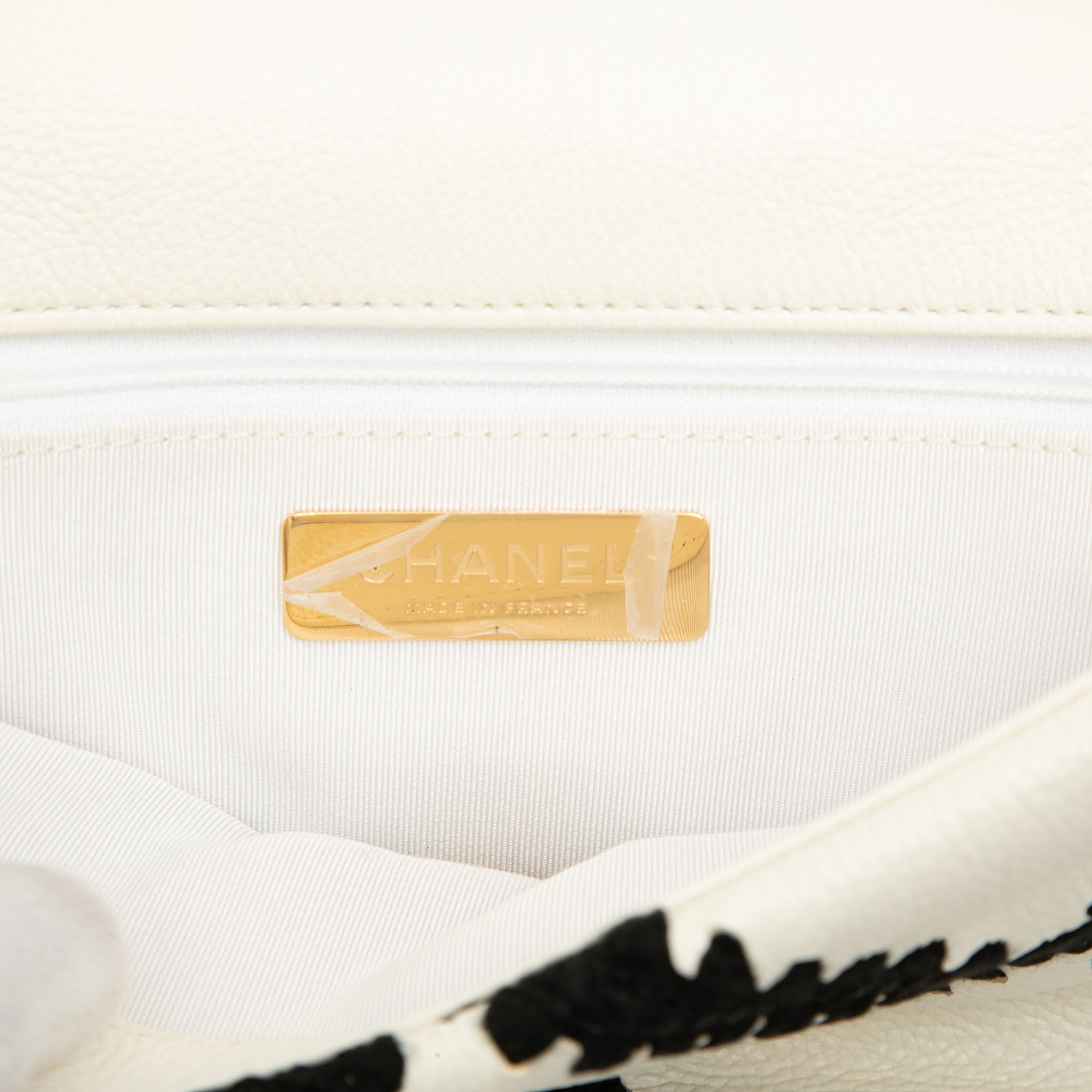 Chanel Medium Crochet Calfskin 19 Flap, från Luxclusif, i färgen ivory. Klicka för att öppna bilden i stort format