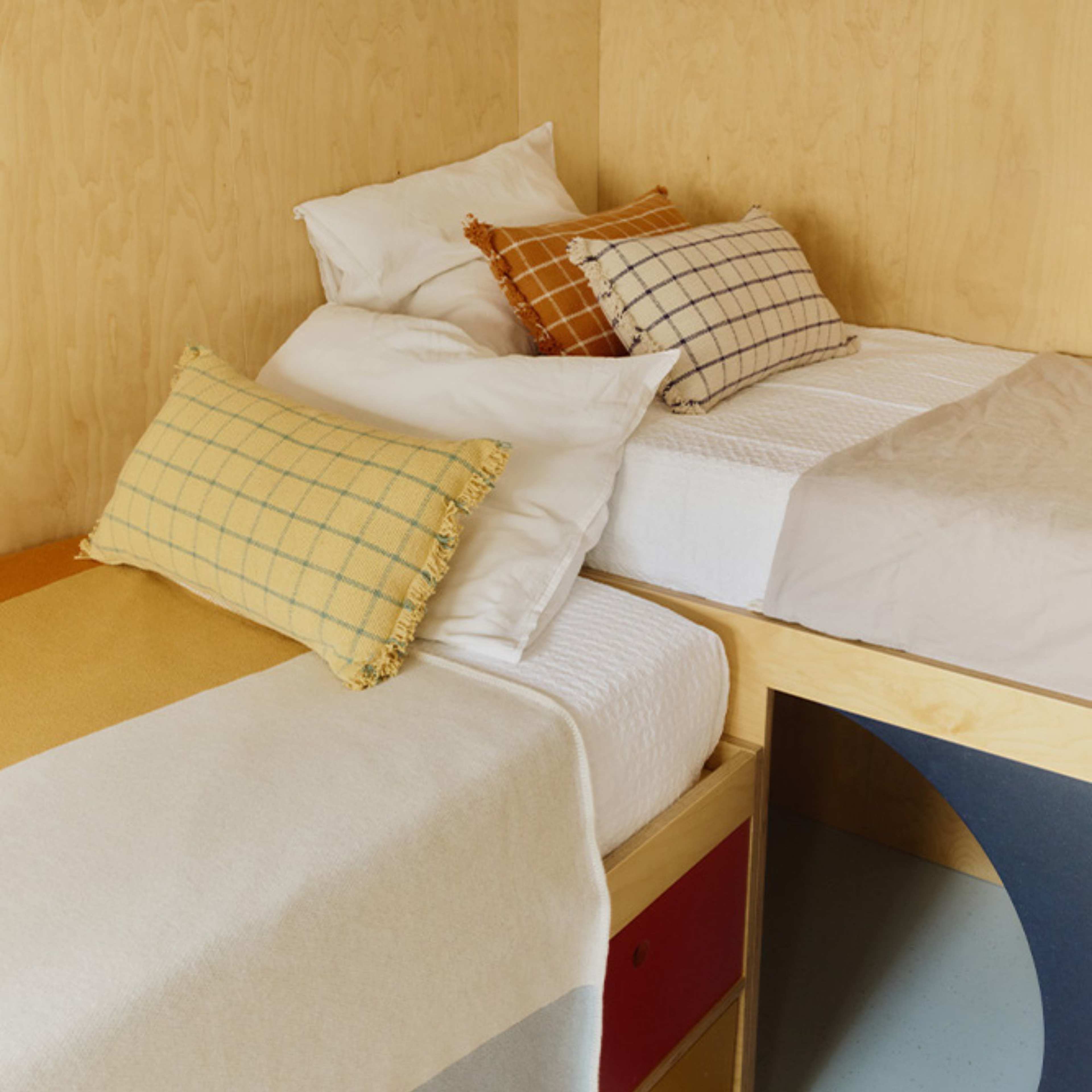 Kudde Geo Block, från LORENA CANALS, i färgen terrakotta, naturlig. Klicka för att öppna bilden i stort format