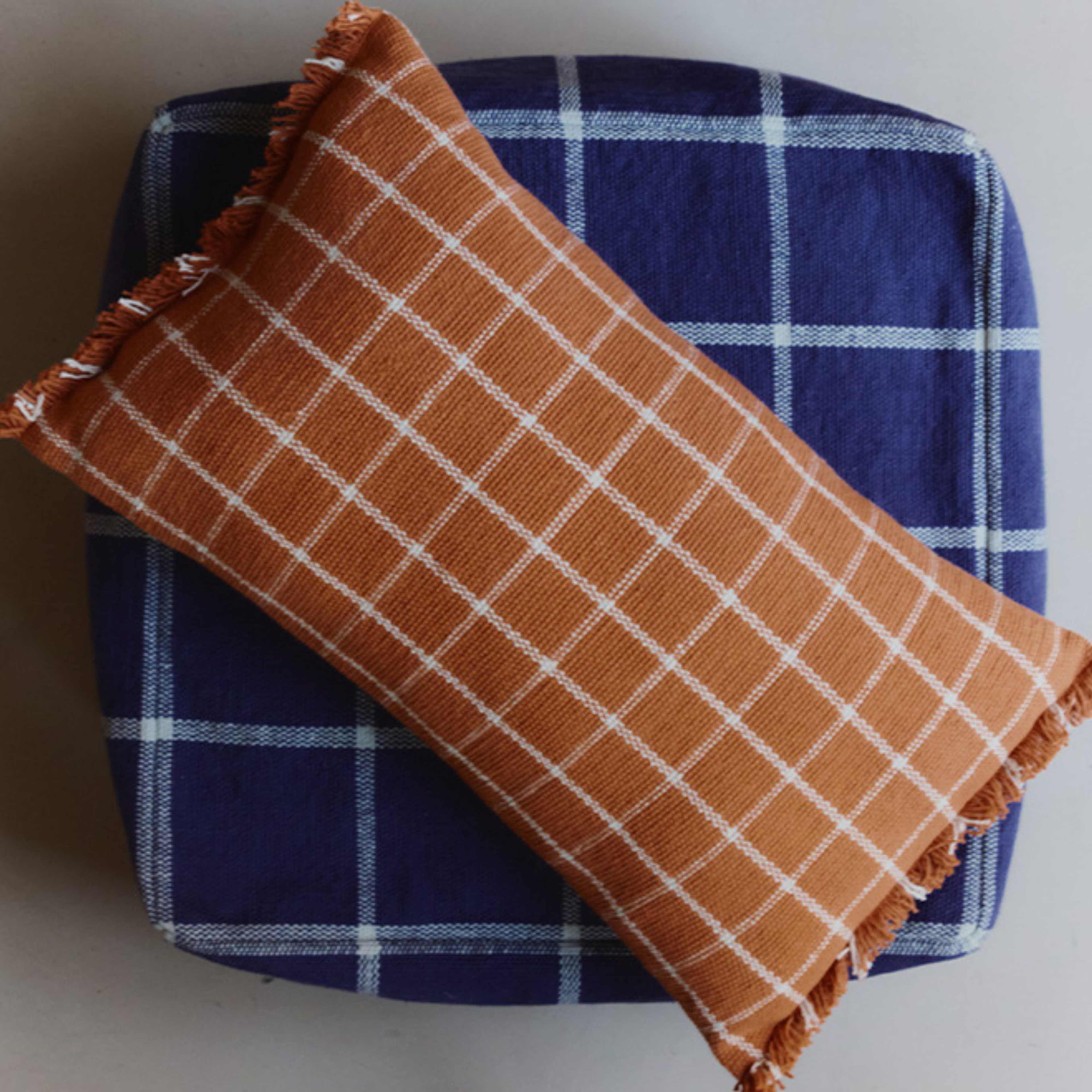 Kudde Geo Block, från LORENA CANALS, i färgen terrakotta, naturlig. Klicka för att öppna bilden i stort format