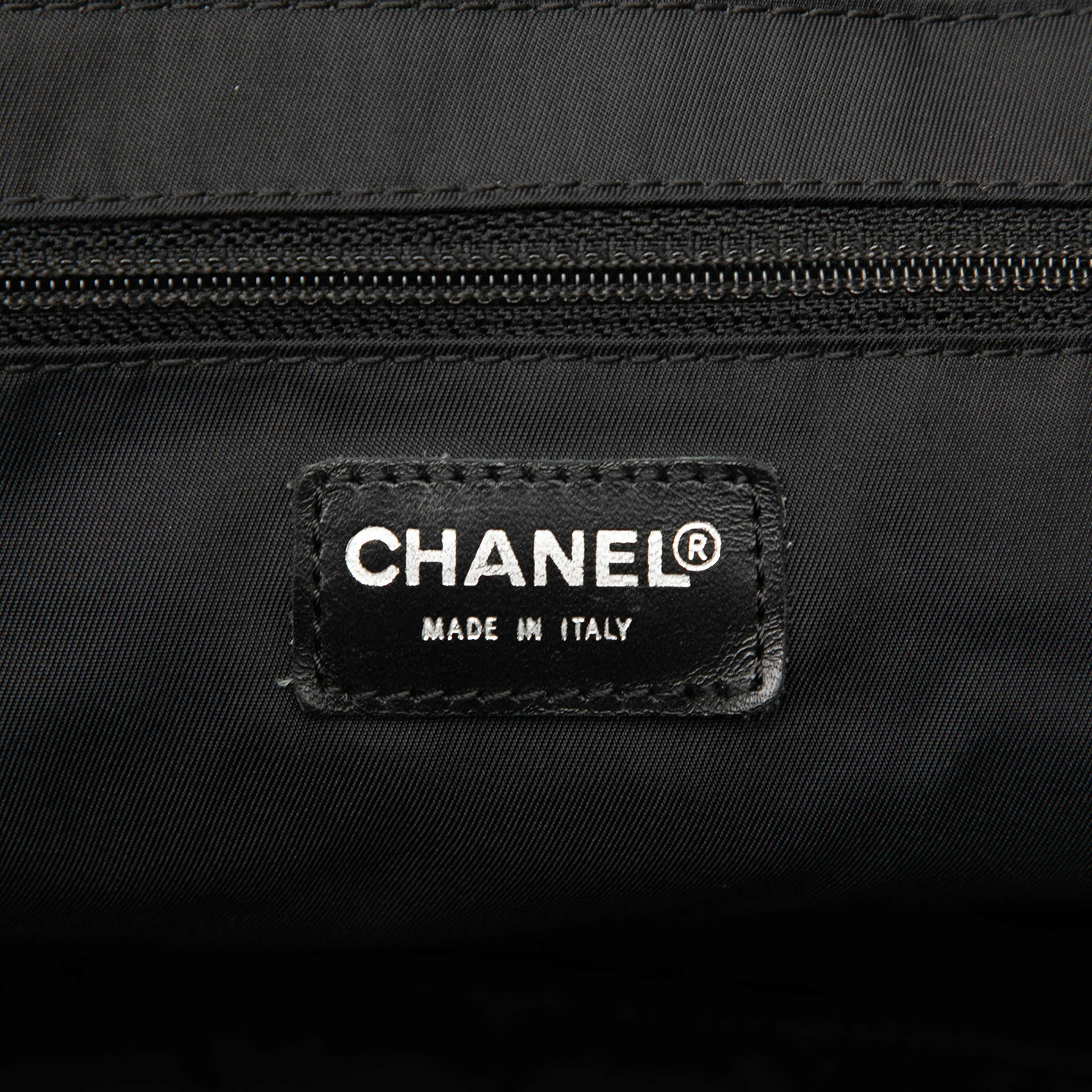 Chanel New Travel Line Nylon Tote, från Luxclusif, i färgen black. Klicka för att öppna bilden i stort format
