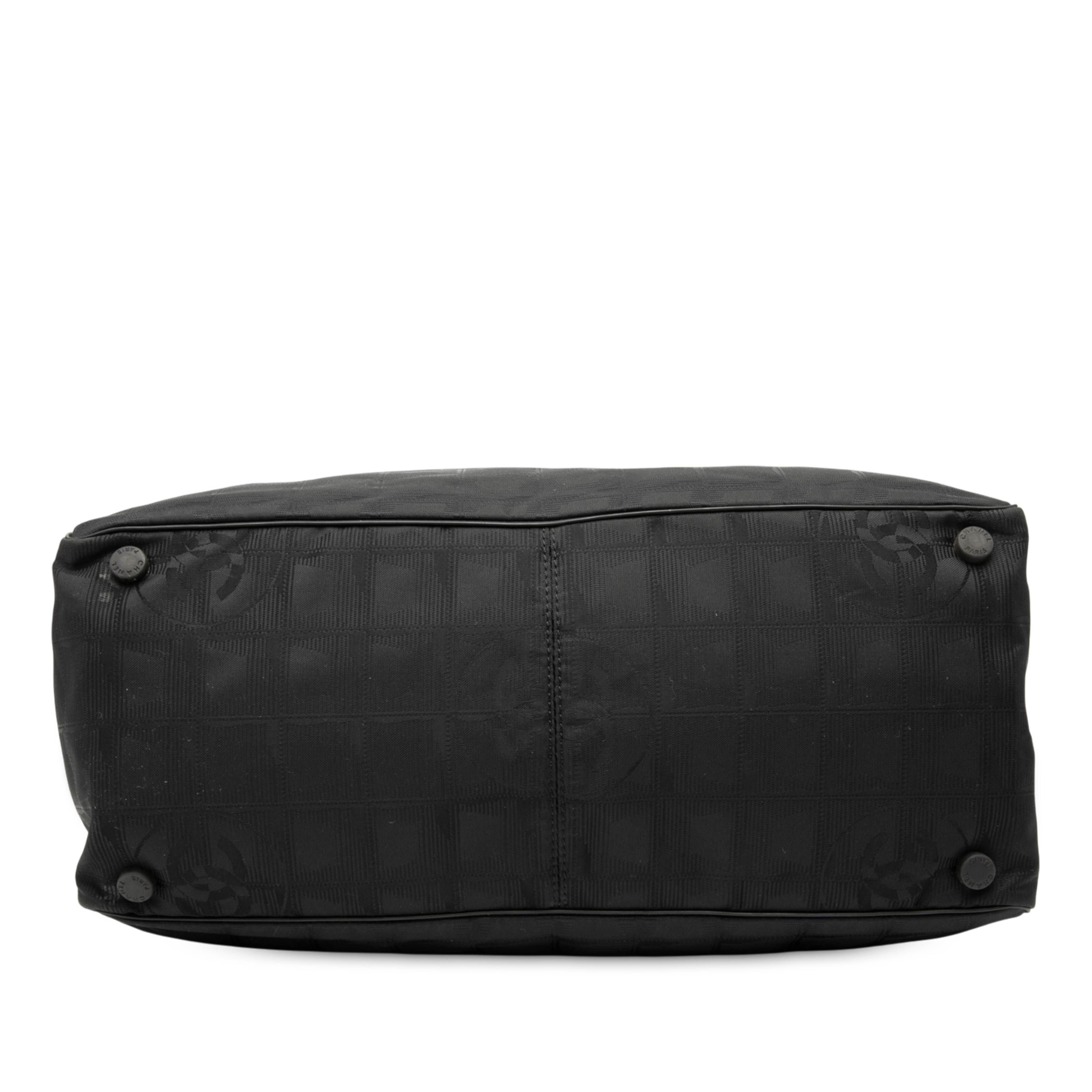 Chanel New Travel Line Nylon Tote, från Luxclusif, i färgen black. Klicka för att öppna bilden i stort format