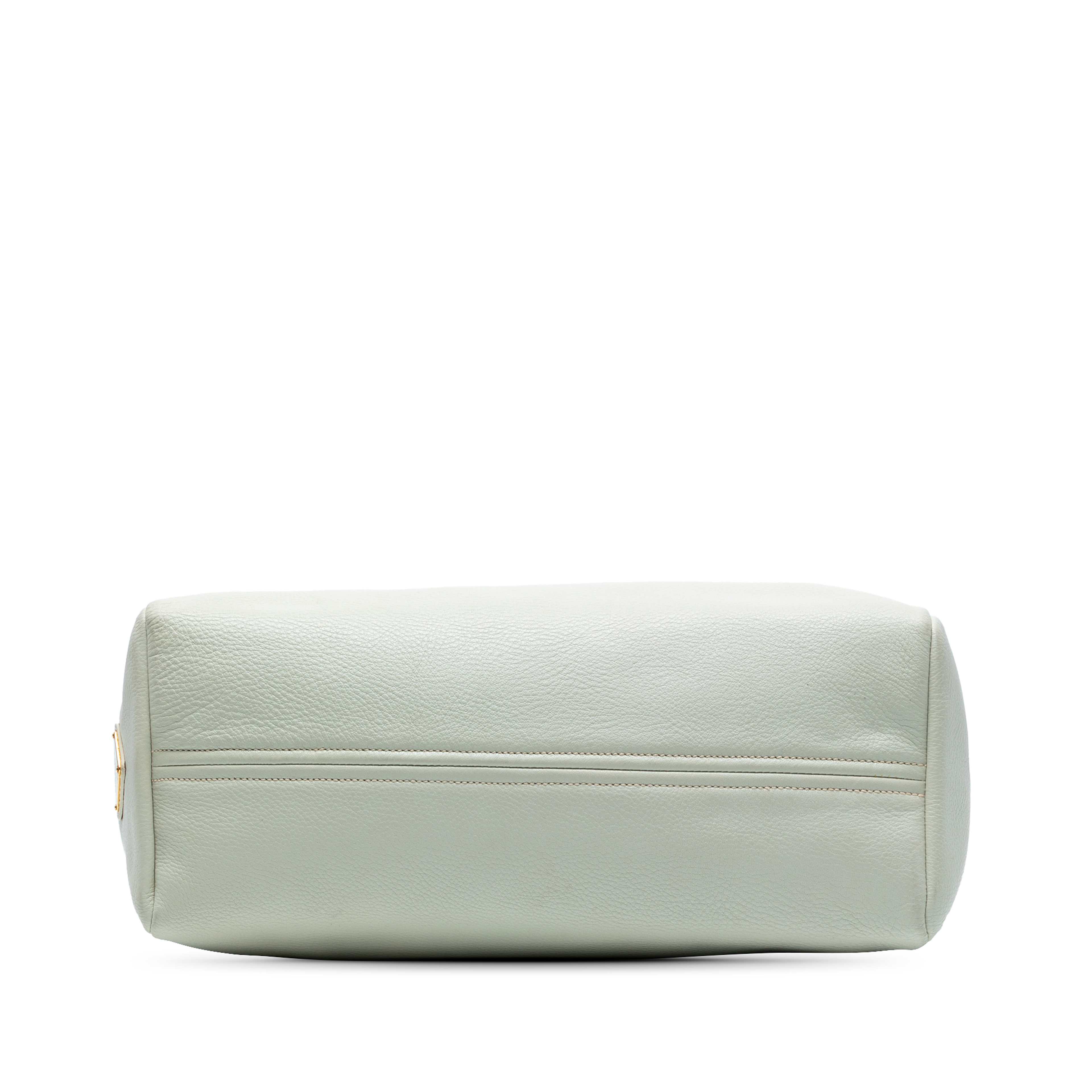 Prada Vitello Daino Tote, från Luxclusif, i färgen off white. Klicka för att öppna bilden i stort format