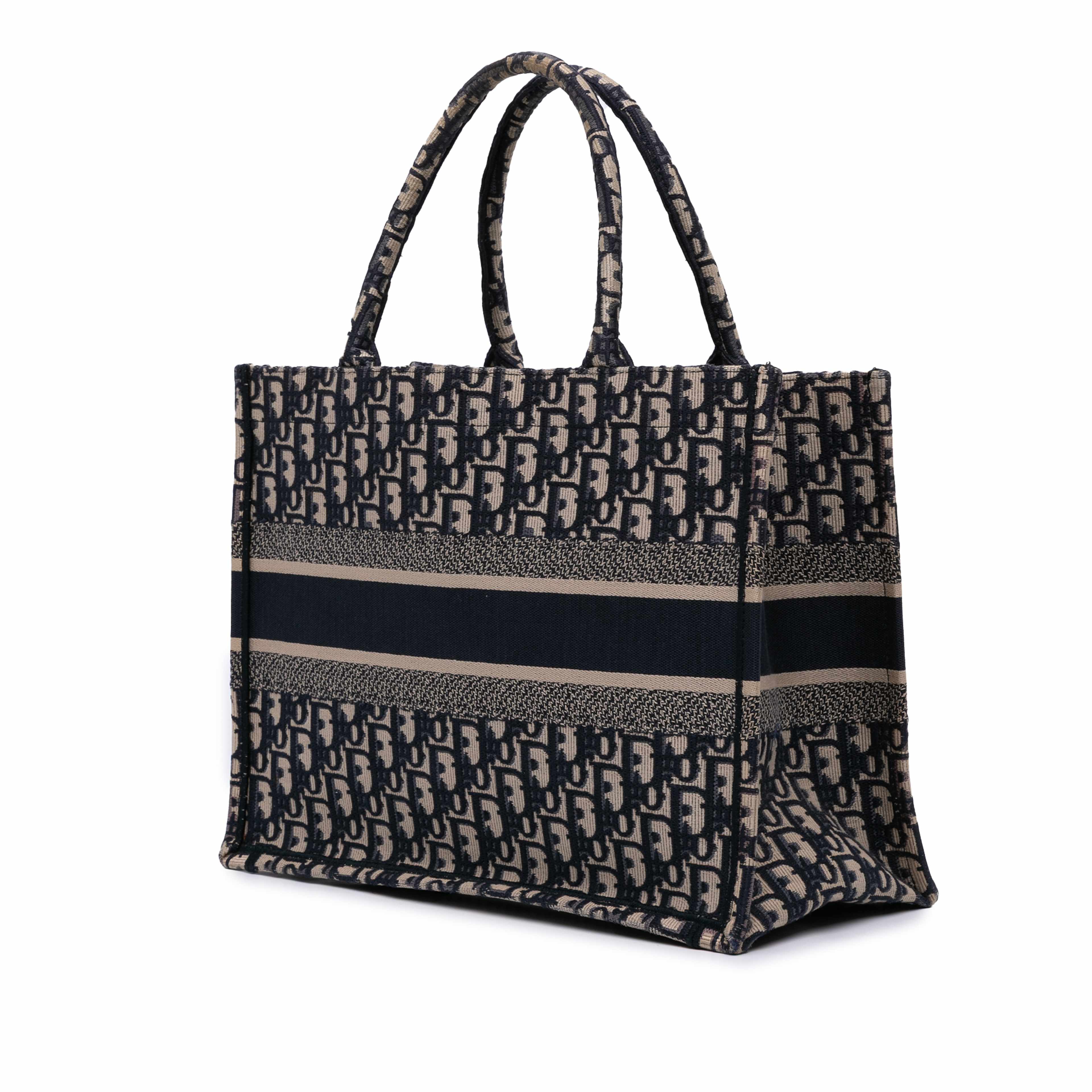 Dior Medium Oblique Canvas Book Tote, från Luxclusif, i färgen blue.