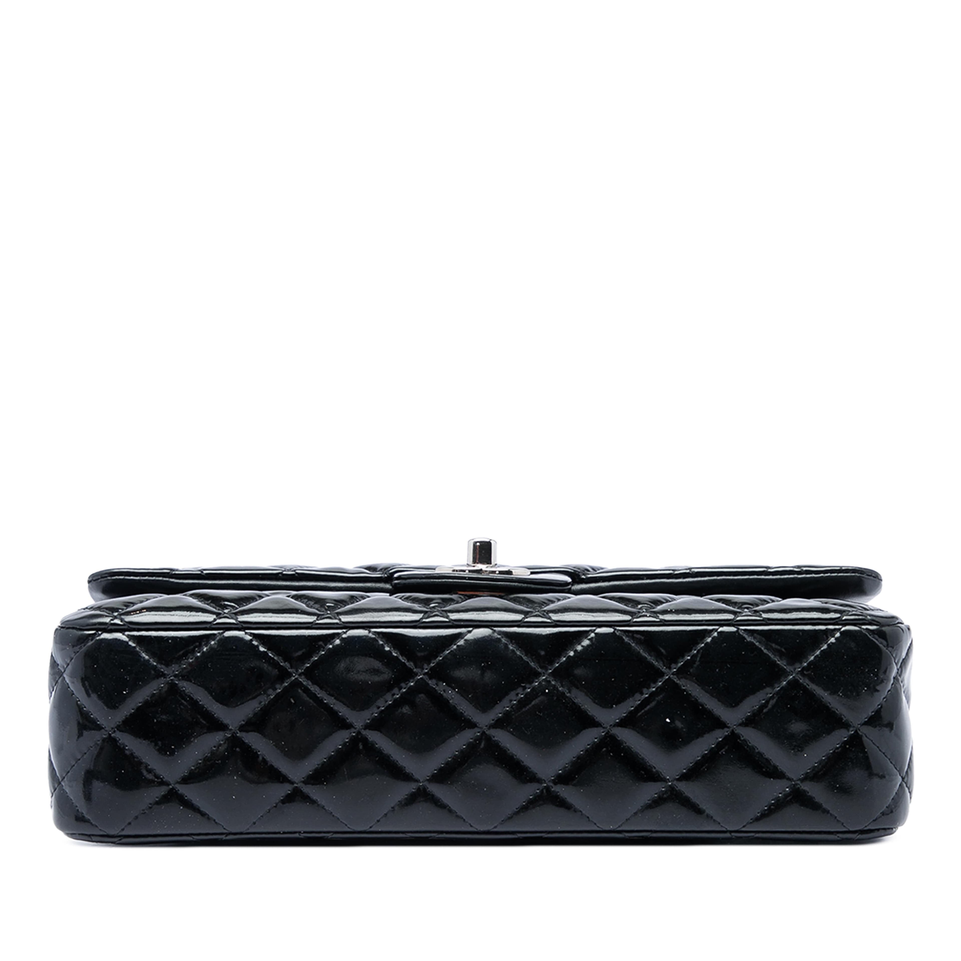 Chanel Medium Classic Patent Double Flap, från Luxclusif, i färgen svart. Klicka för att öppna bilden i stort format