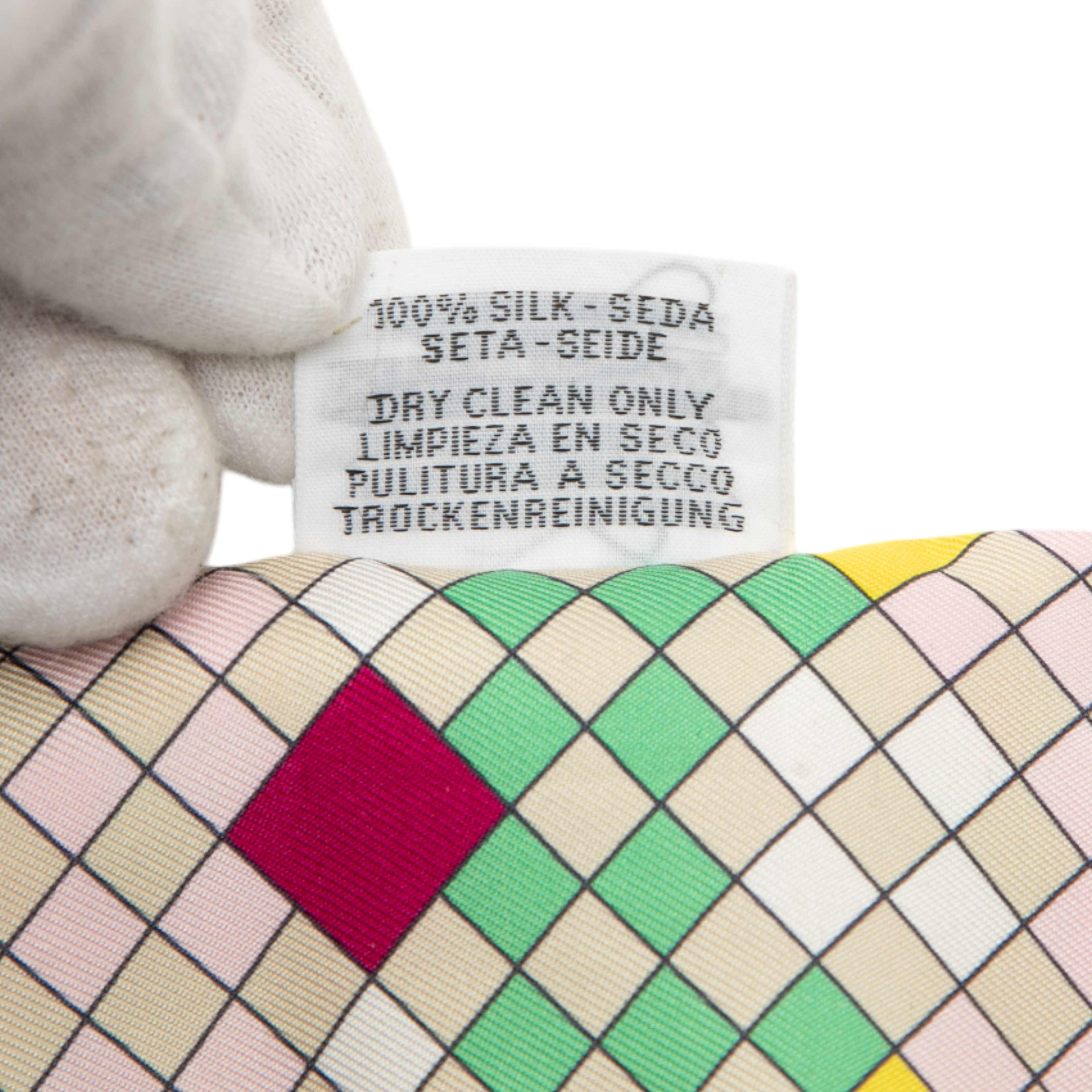 Hermès Colliers De Chiens Remix Silk Twilly Scarf, från Luxclusif, i färgen light pink. Klicka för att öppna bilden i stort format