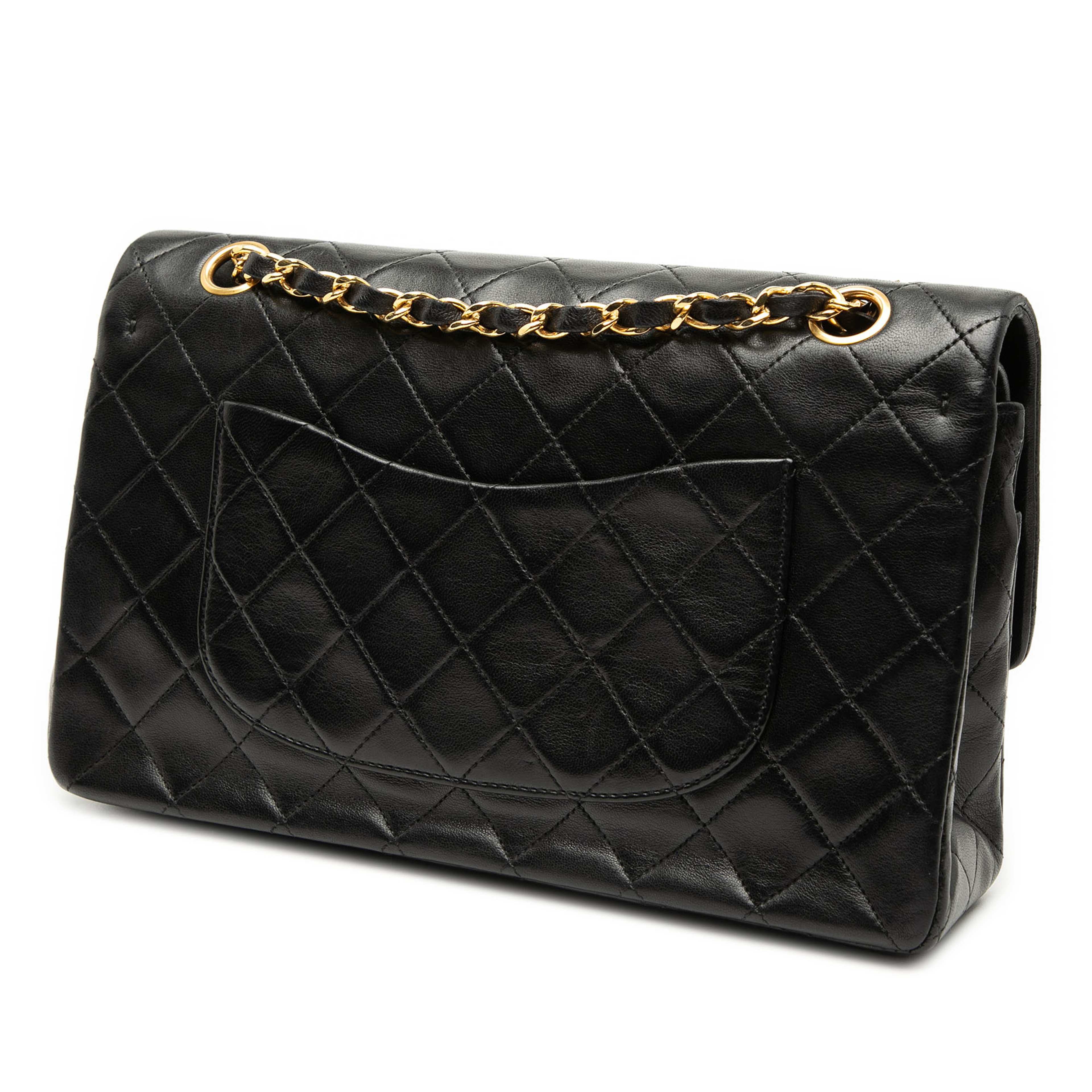 Chanel Medium Classic Lambskin Double Flap, från Luxclusif, i färgen black. Klicka för att öppna bilden i stort format
