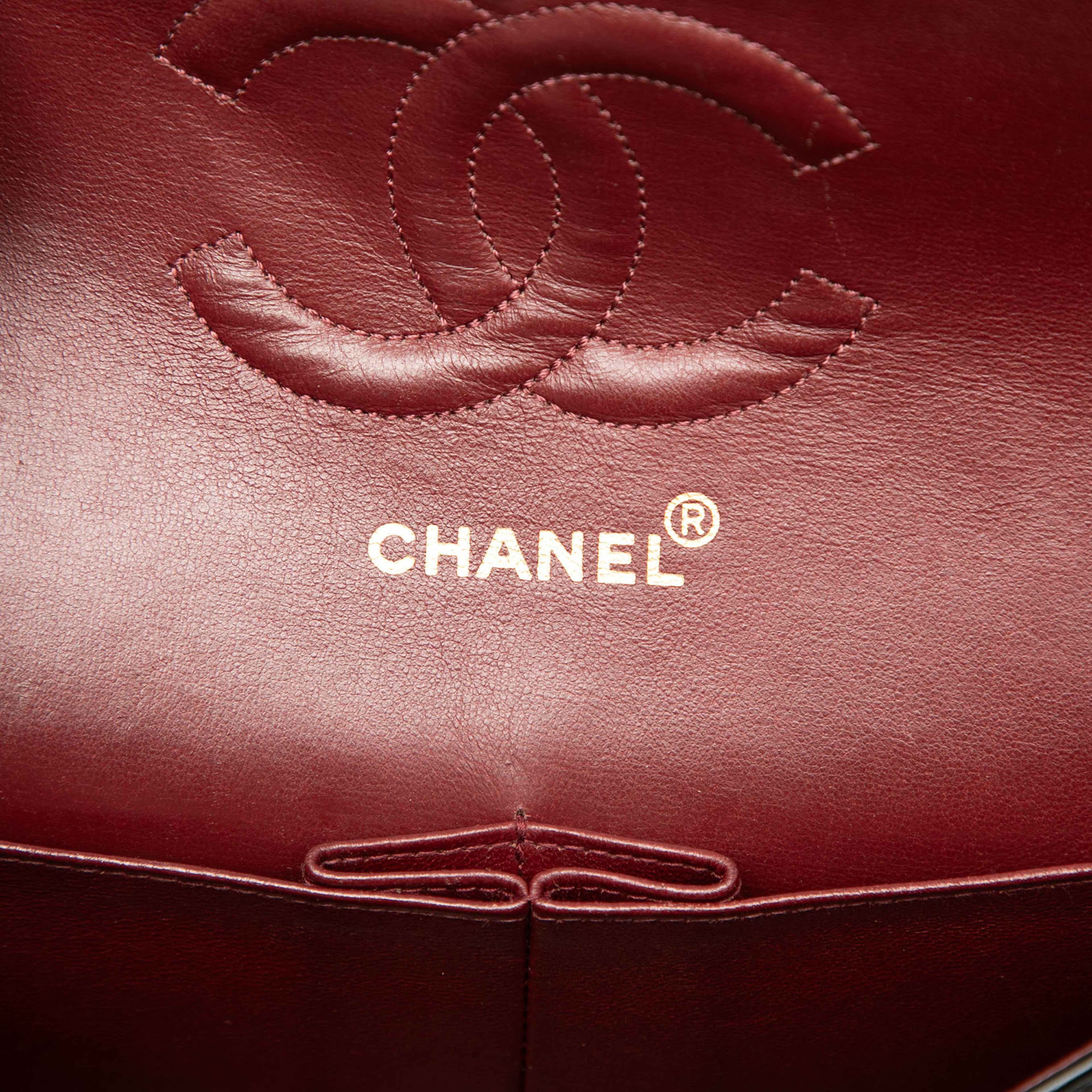 Chanel Medium Classic Lambskin Double Flap, från Luxclusif, i färgen black. Klicka för att öppna bilden i stort format