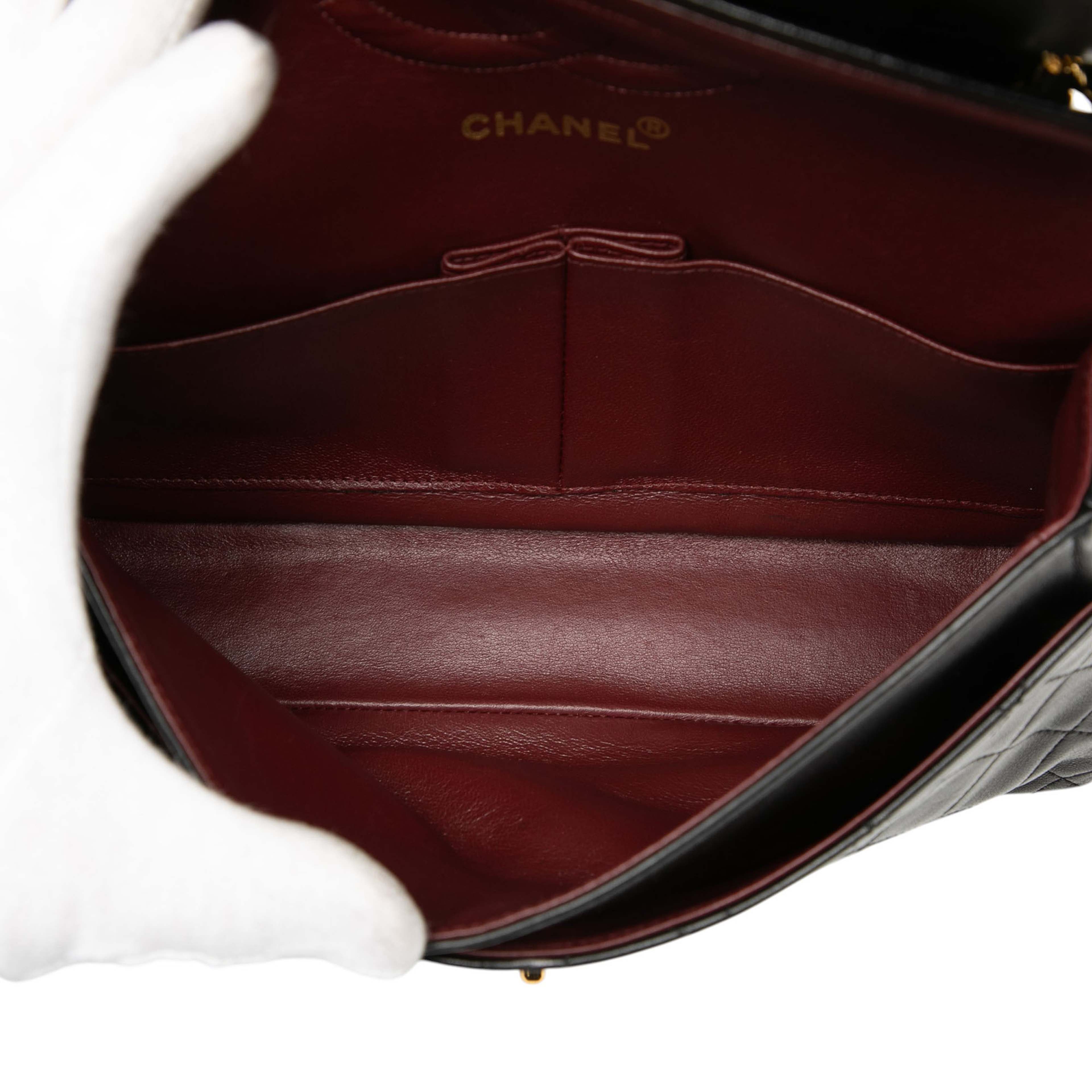 Chanel Medium Classic Lambskin Double Flap, från Luxclusif, i färgen black. Klicka för att öppna bilden i stort format