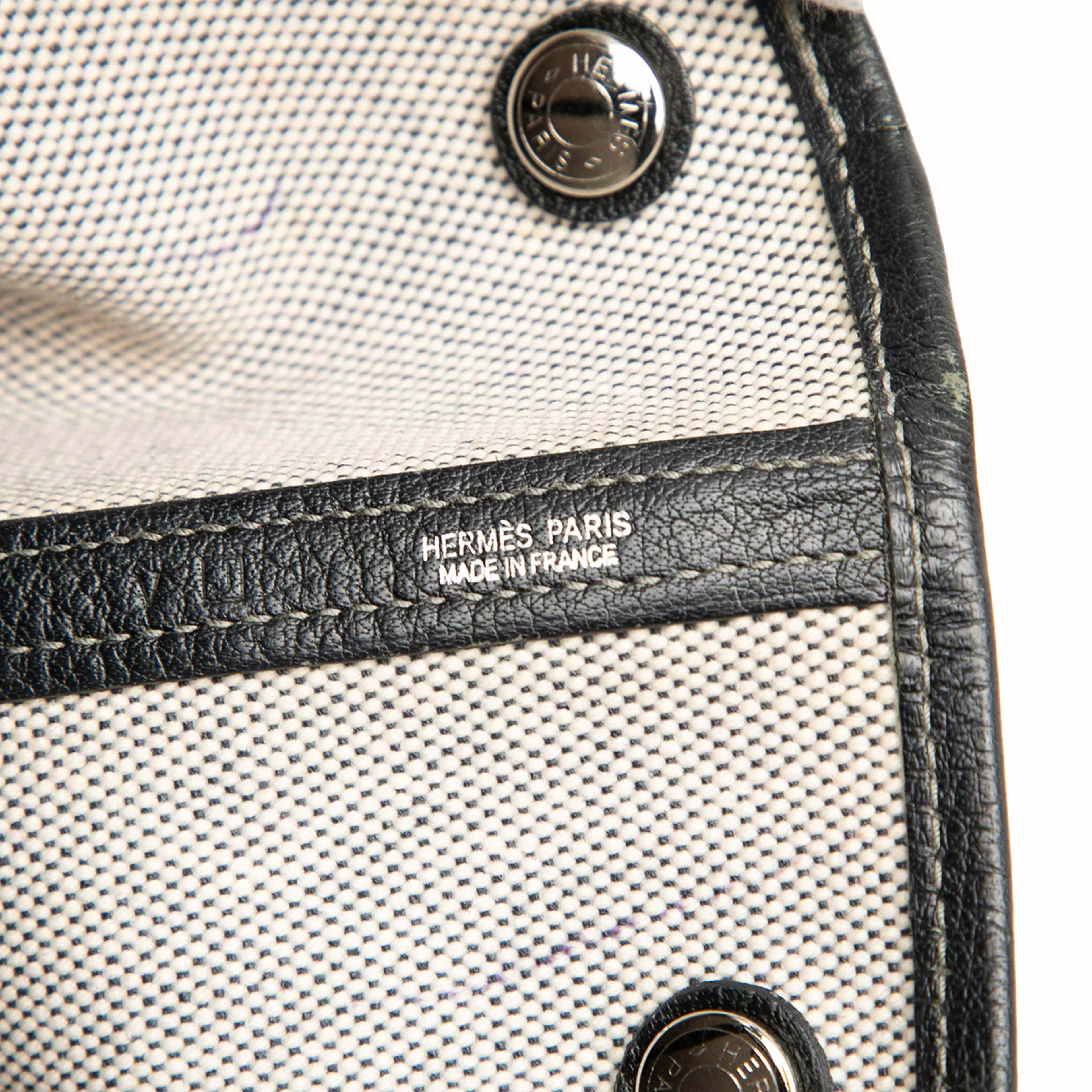 Hermès Toile And Buffalo Leather Garden File 37, från Luxclusif, i färgen beige. Klicka för att öppna bilden i stort format