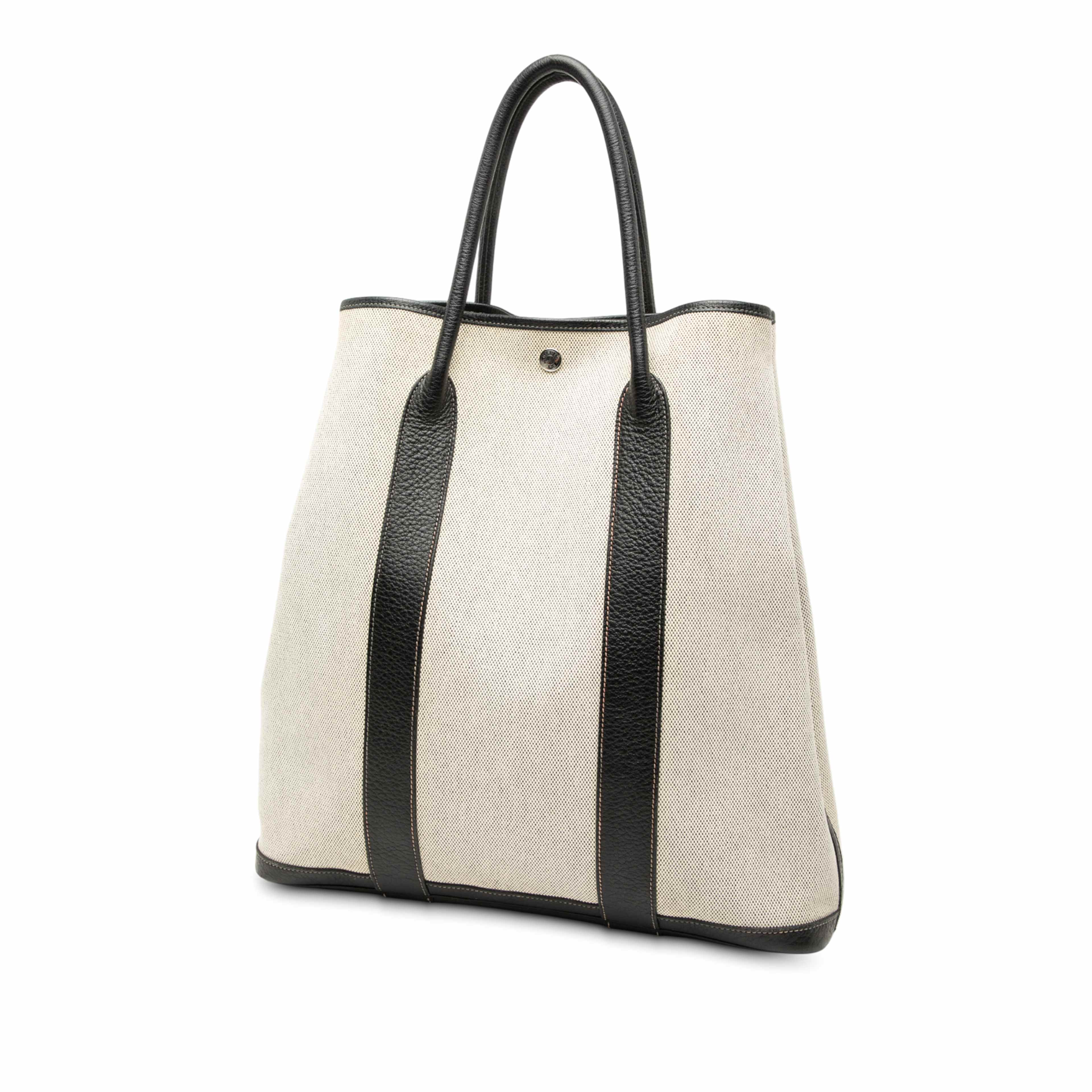 Hermès Toile And Buffalo Leather Garden File 37, från Luxclusif, i färgen beige. Klicka för att öppna bilden i stort format