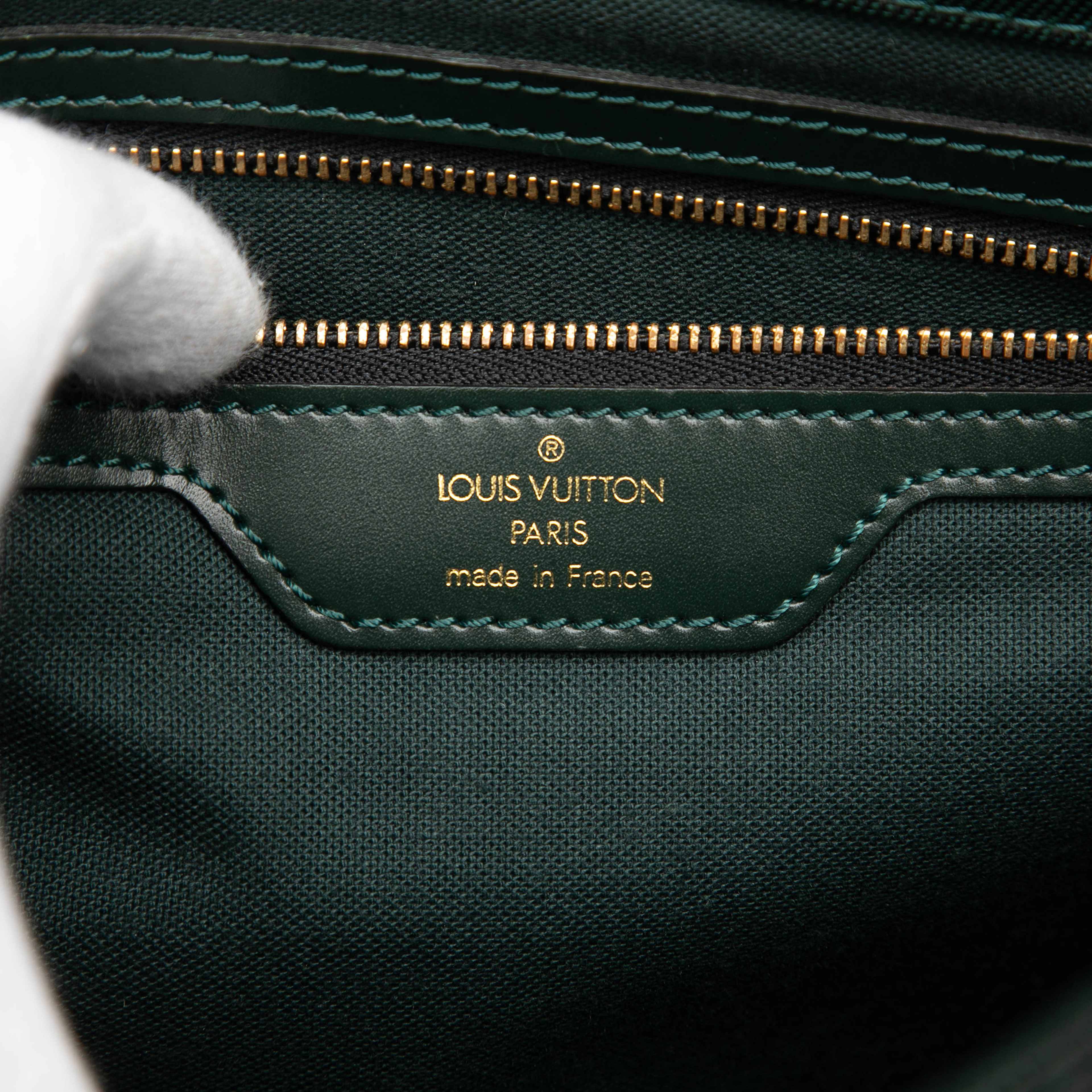 Louis Vuitton Taiga Cassiar, från Luxclusif, i färgen dark green. Klicka för att öppna bilden i stort format