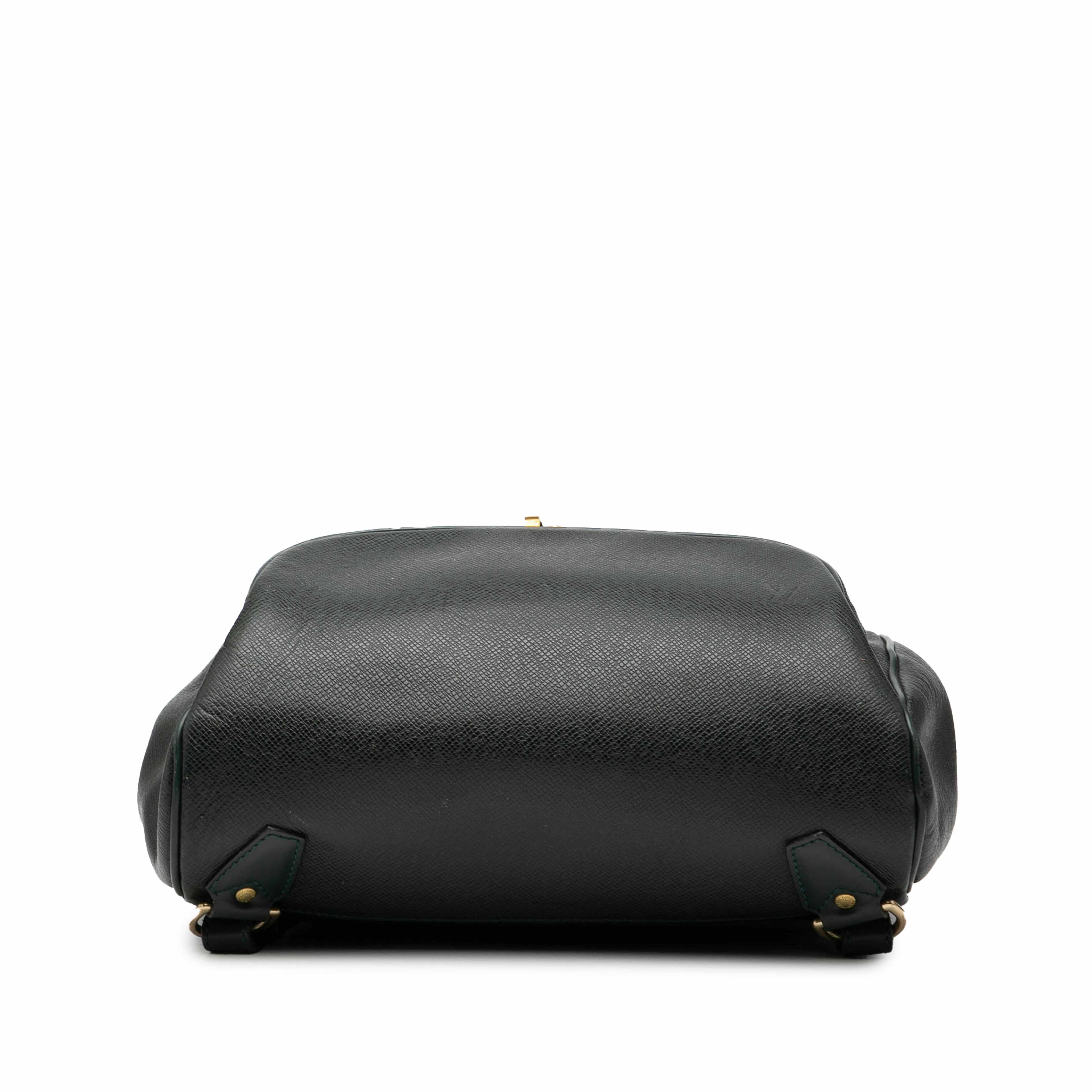 Louis Vuitton Taiga Cassiar, från Luxclusif, i färgen dark green. Klicka för att öppna bilden i stort format