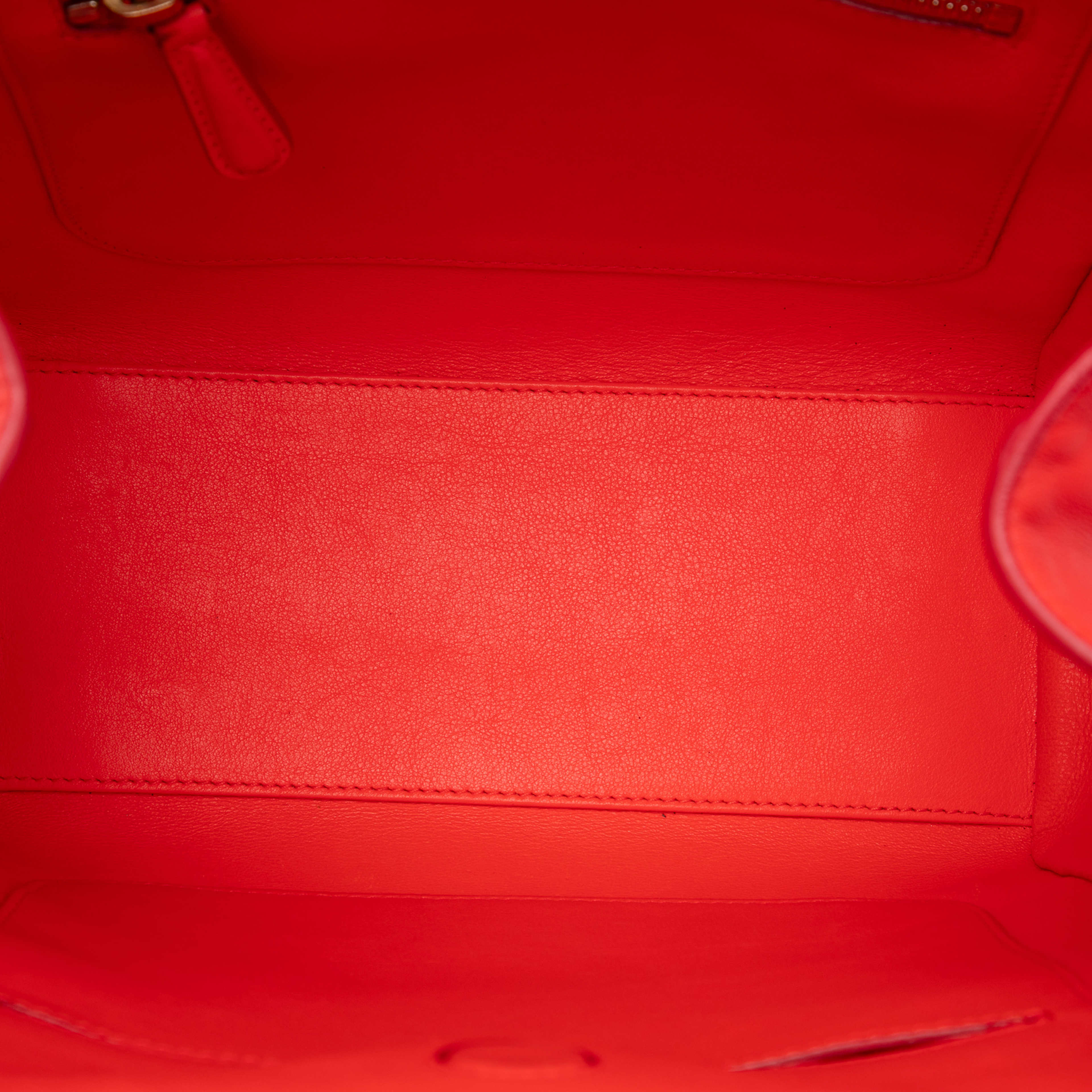 Dior Small Smooth Calfskin Diorbar Tote, från Luxclusif, i färgen röd. Klicka för att öppna bilden i stort format