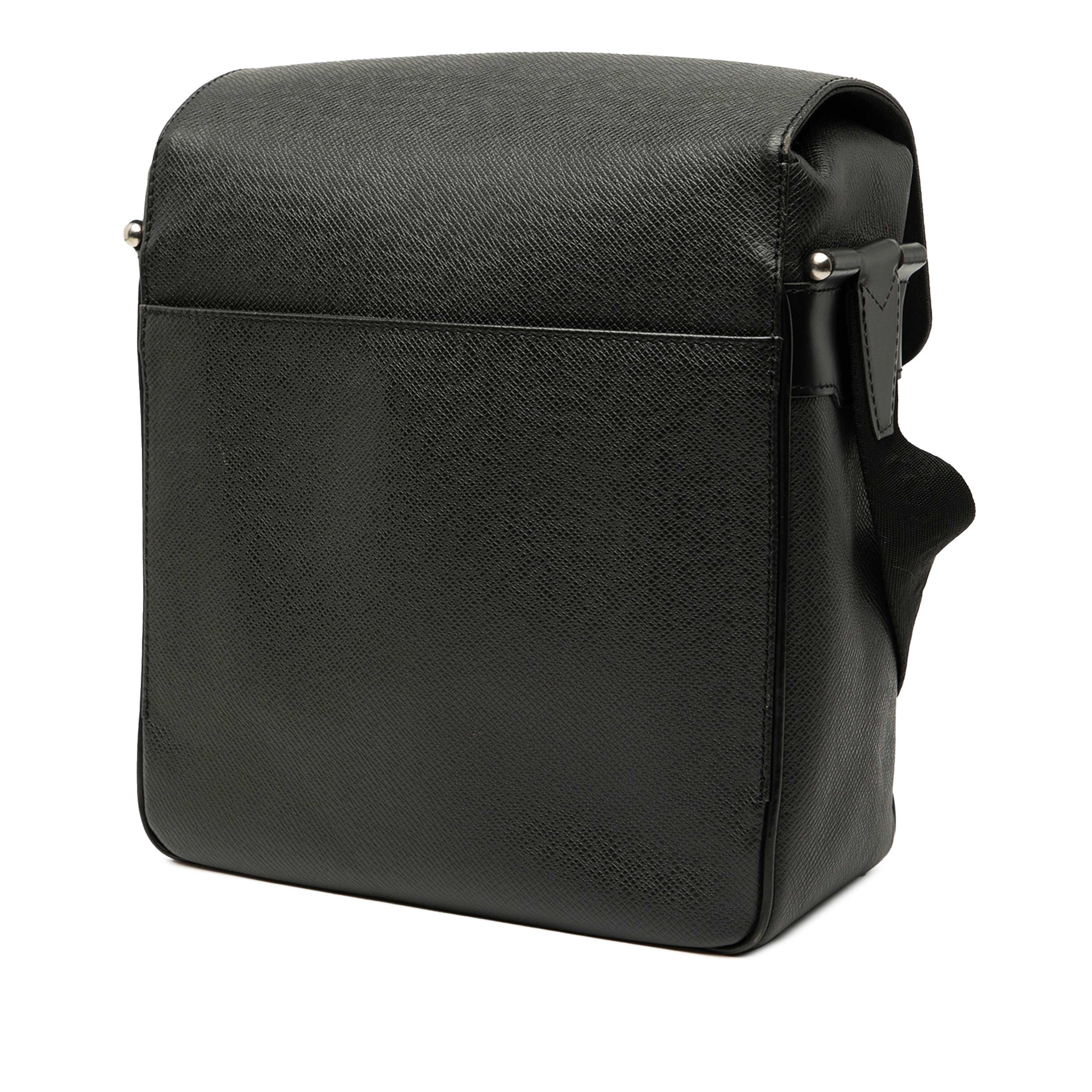 Louis Vuitton Taiga Yaranga, från Luxclusif, i färgen black. Klicka för att öppna bilden i stort format