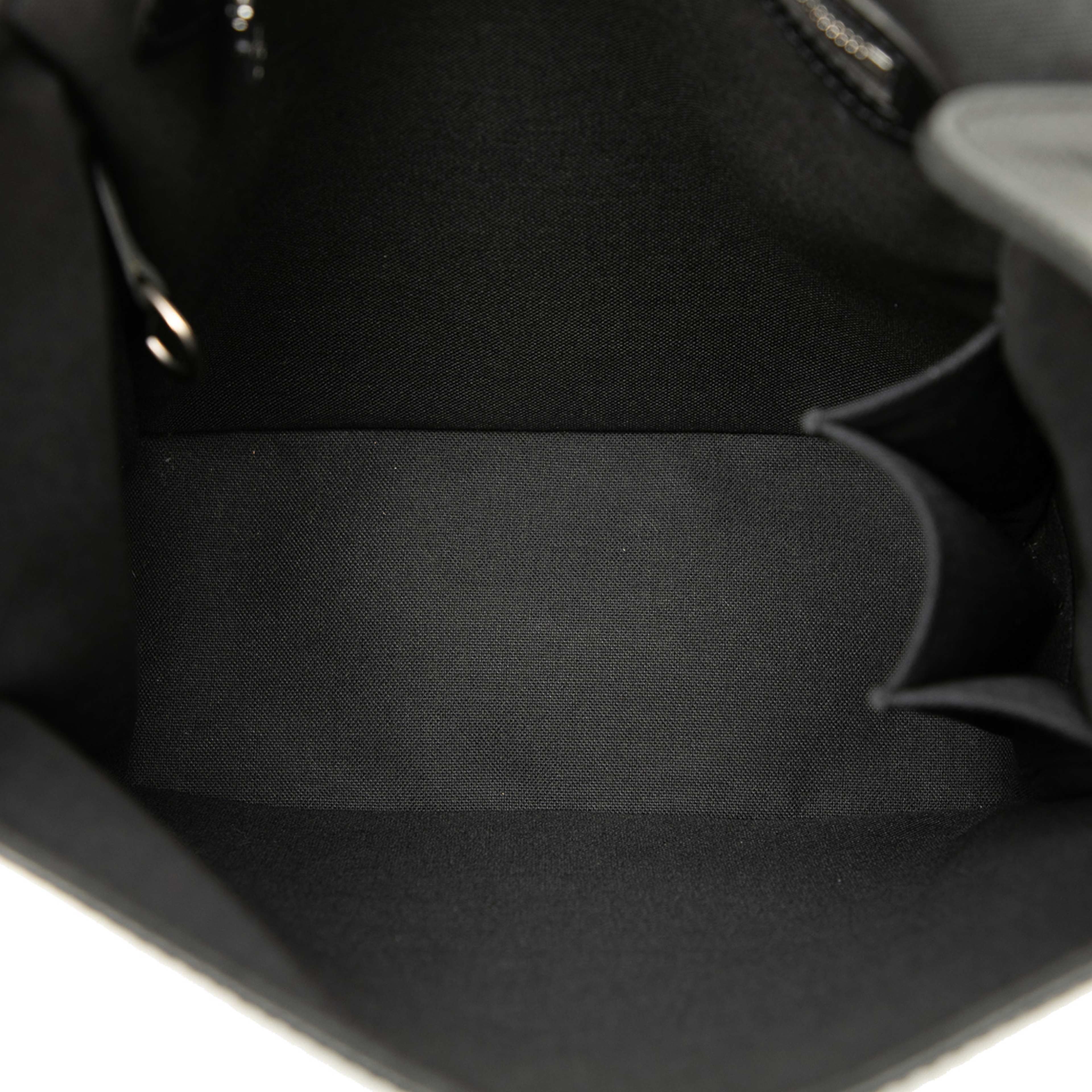 Louis Vuitton Taiga Yaranga, från Luxclusif, i färgen black. Klicka för att öppna bilden i stort format