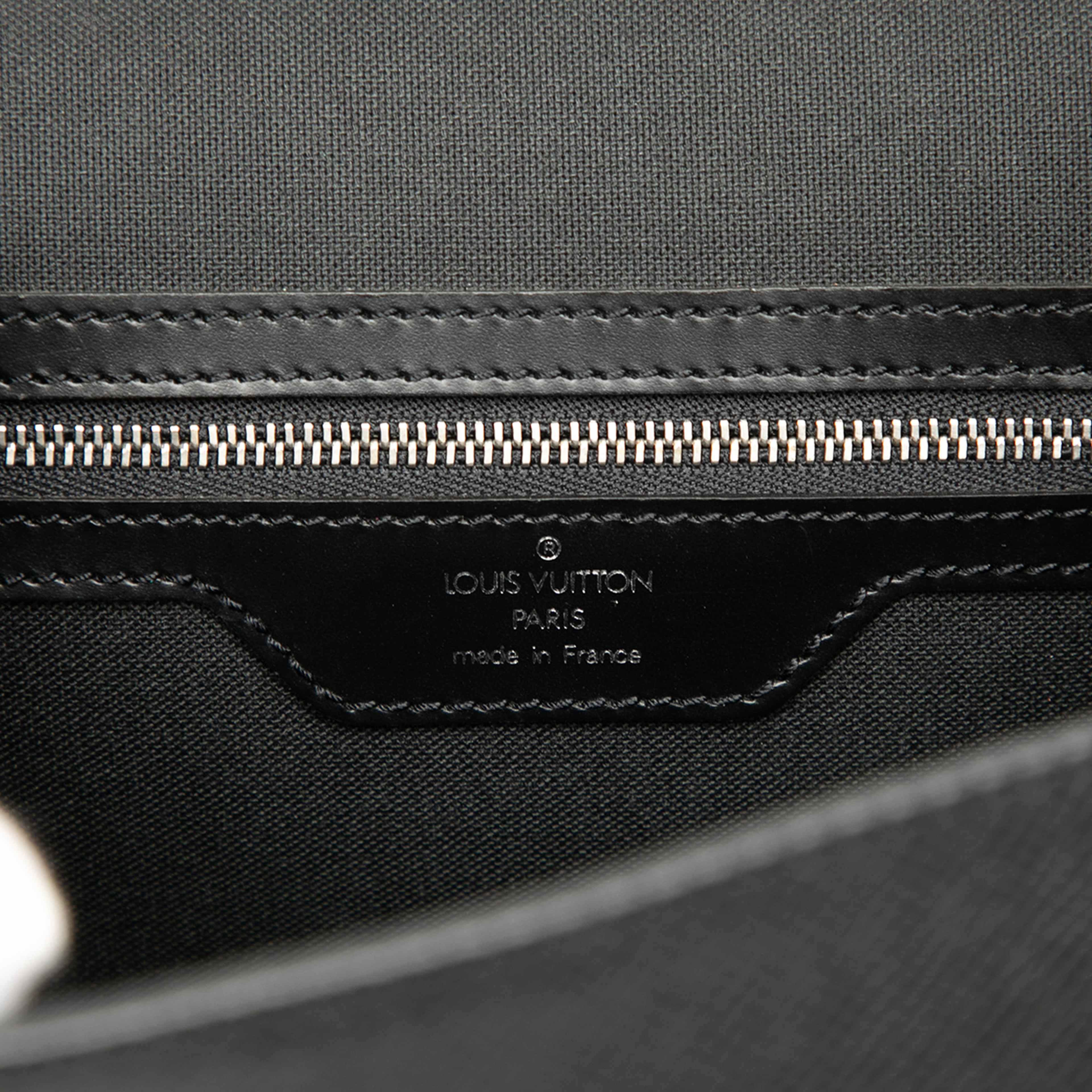 Louis Vuitton Taiga Yaranga, från Luxclusif, i färgen black. Klicka för att öppna bilden i stort format