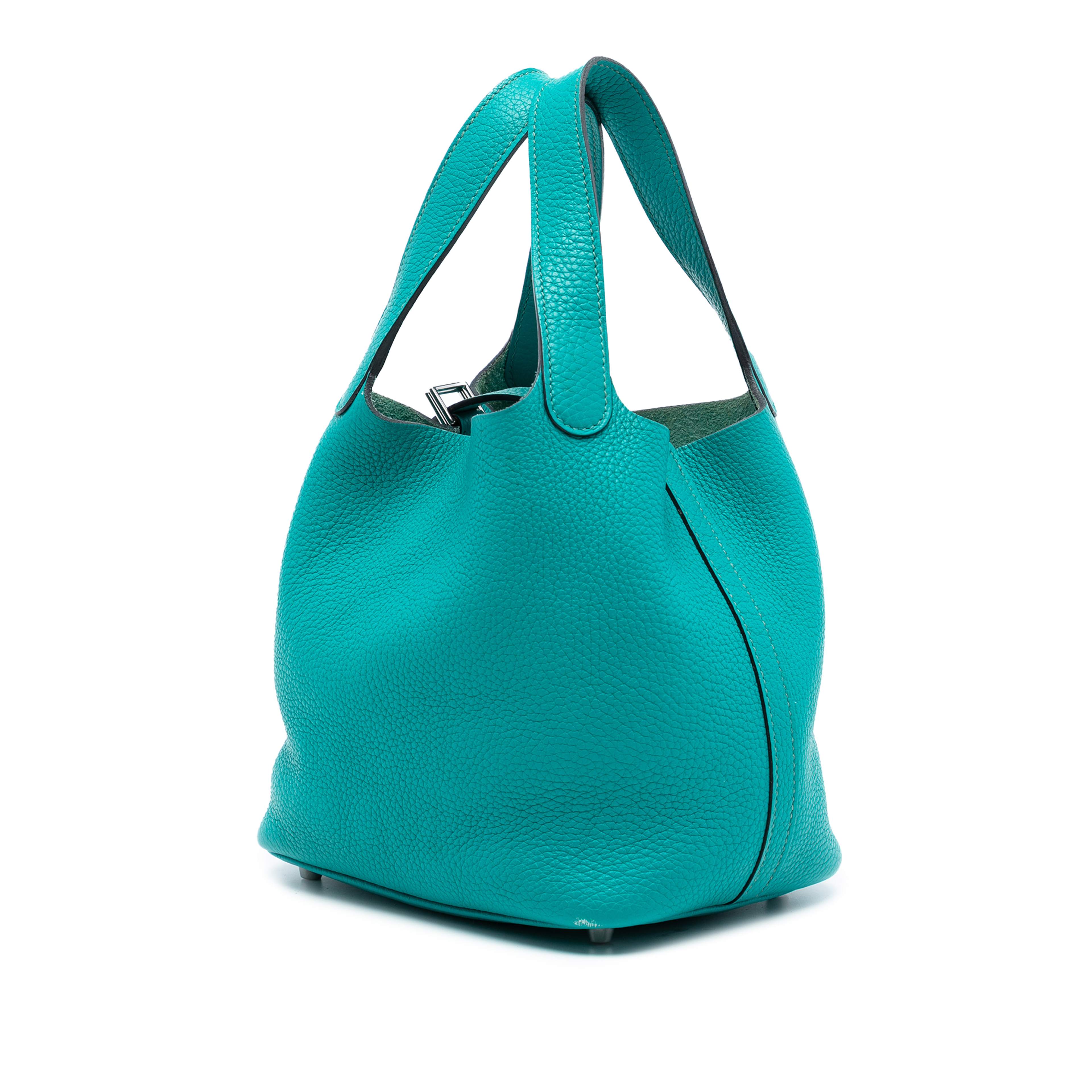 Hermès Clemence Picotin Lock 18, från Luxclusif, i färgen turquoise. Klicka för att öppna bilden i stort format