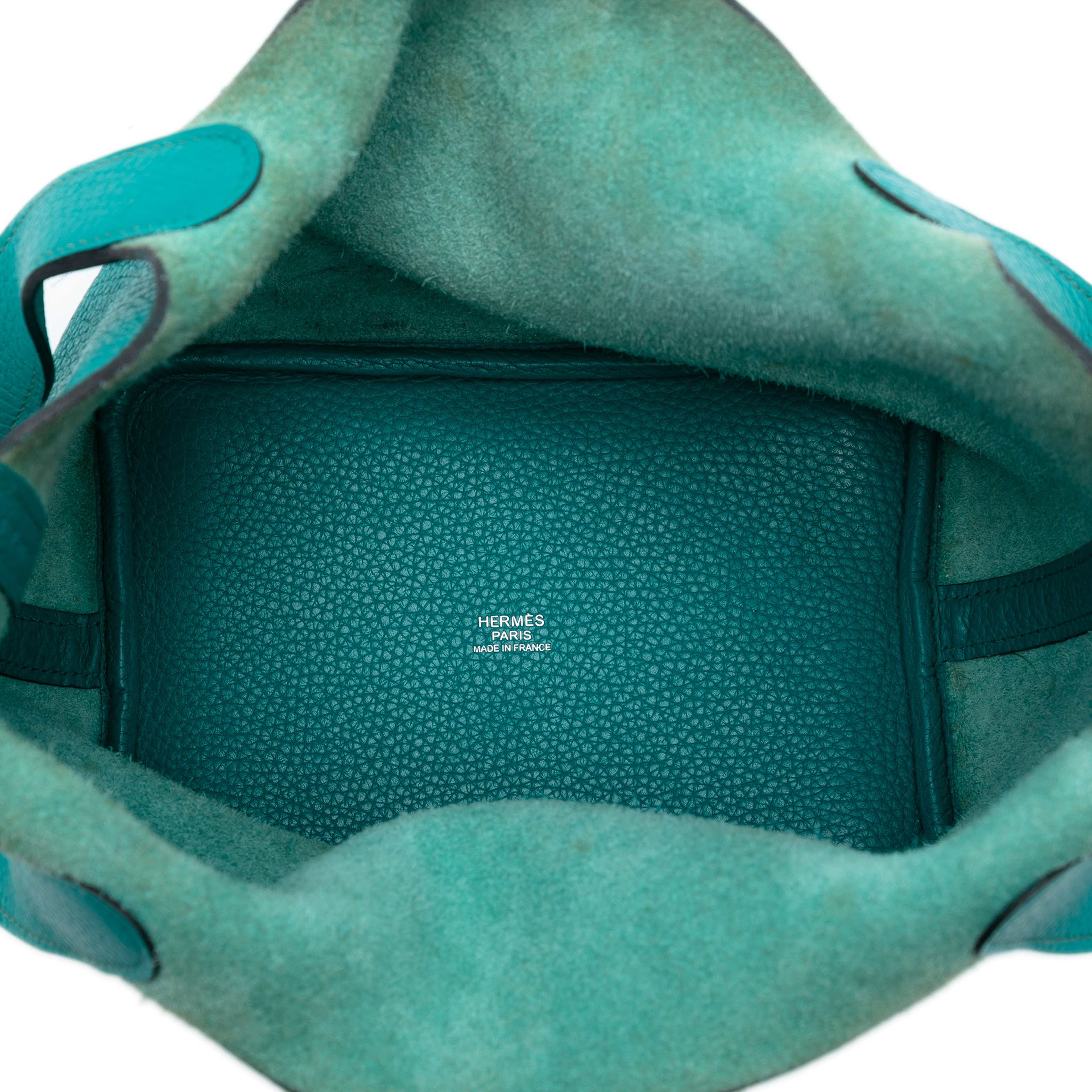 Hermès Clemence Picotin Lock 18, från Luxclusif, i färgen turquoise. Klicka för att öppna bilden i stort format