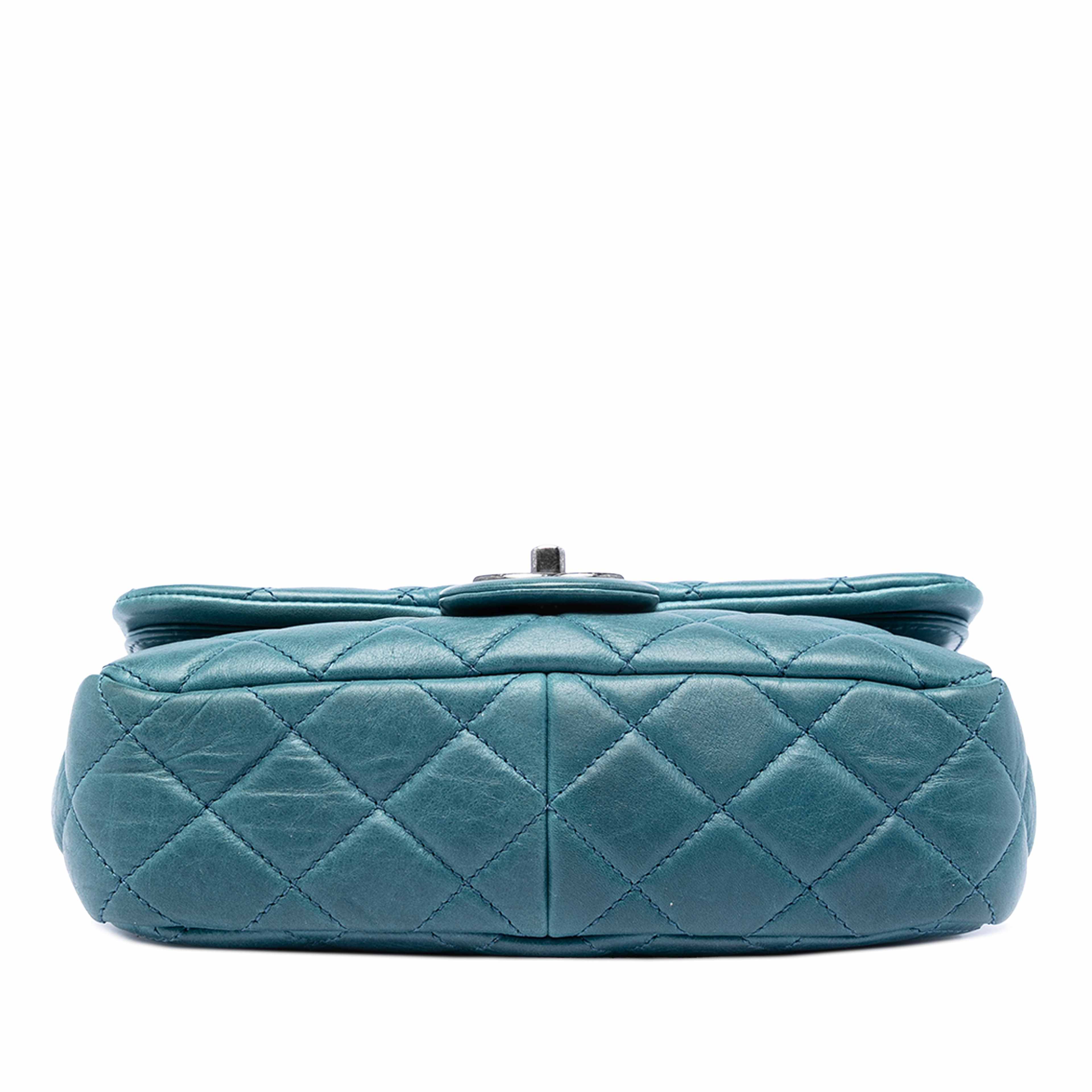 Chanel Quilted Calfskin Plaque Double Flap, från Luxclusif, i färgen blå. Klicka för att öppna bilden i stort format