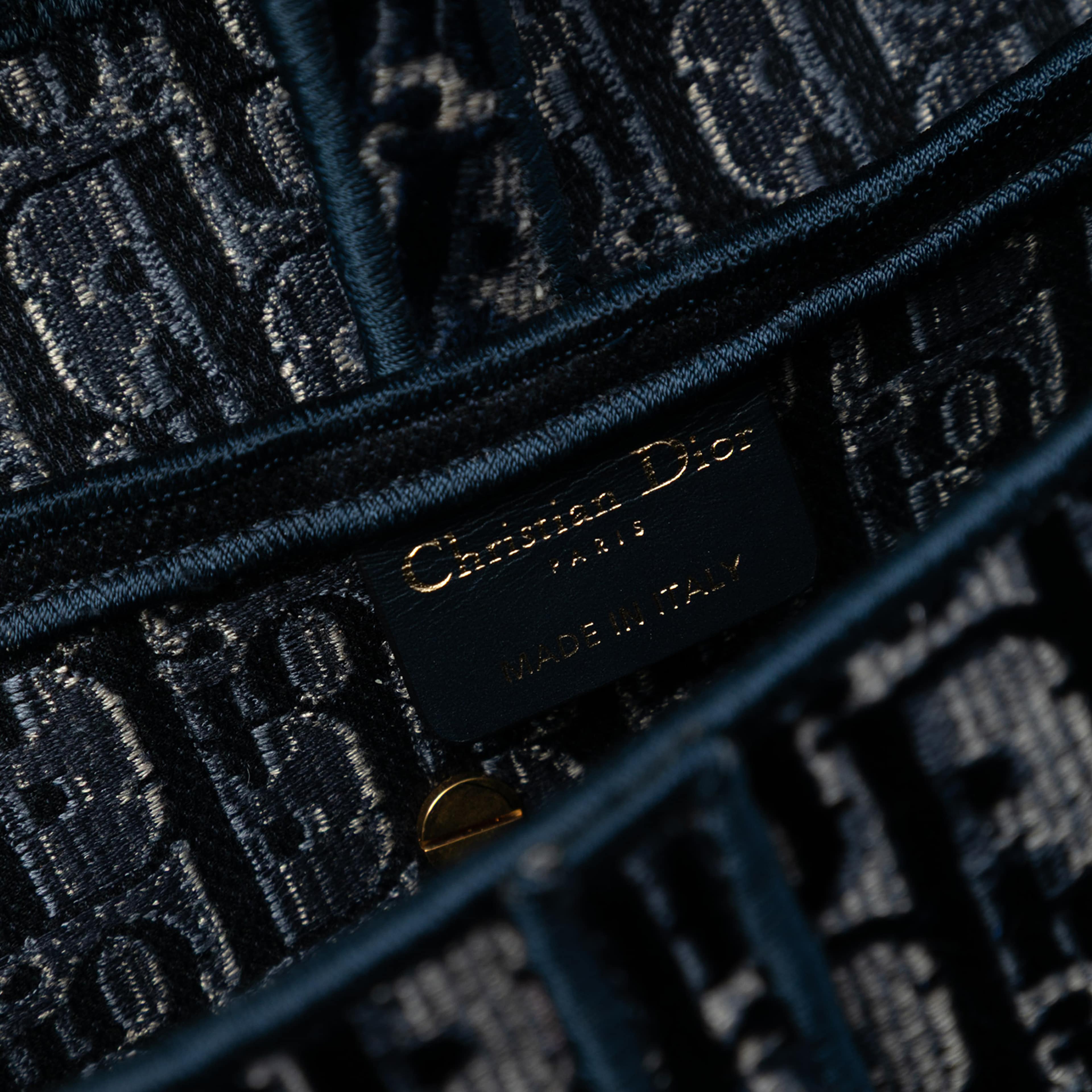 Dior Oblique Embroidered Velvet Saddle Bag, från Luxclusif, i färgen navy. Klicka för att öppna bilden i stort format