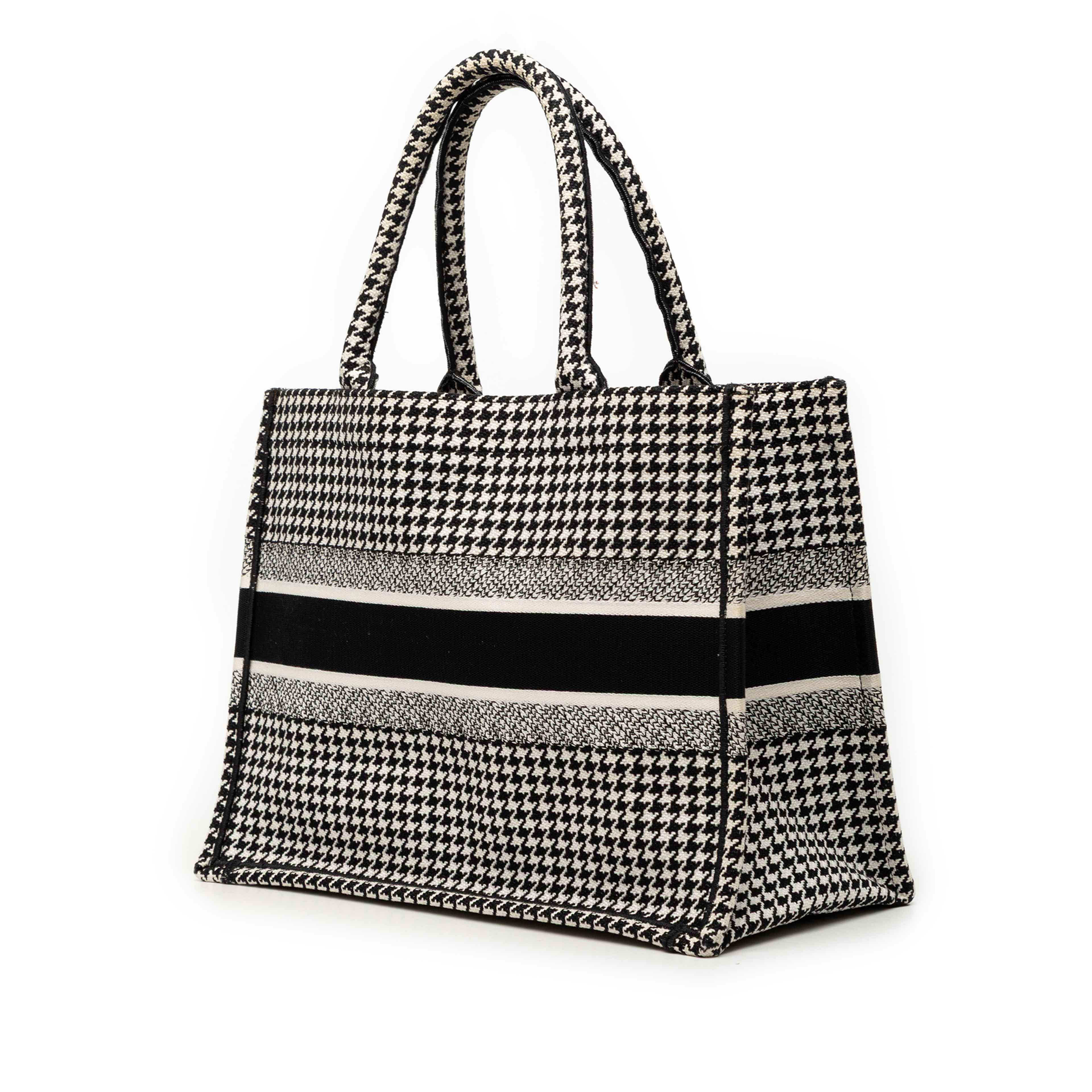 Dior Medium Canvas Houndstooth Embroidered Book Tote, från Luxclusif, i färgen black. Klicka för att öppna bilden i stort format
