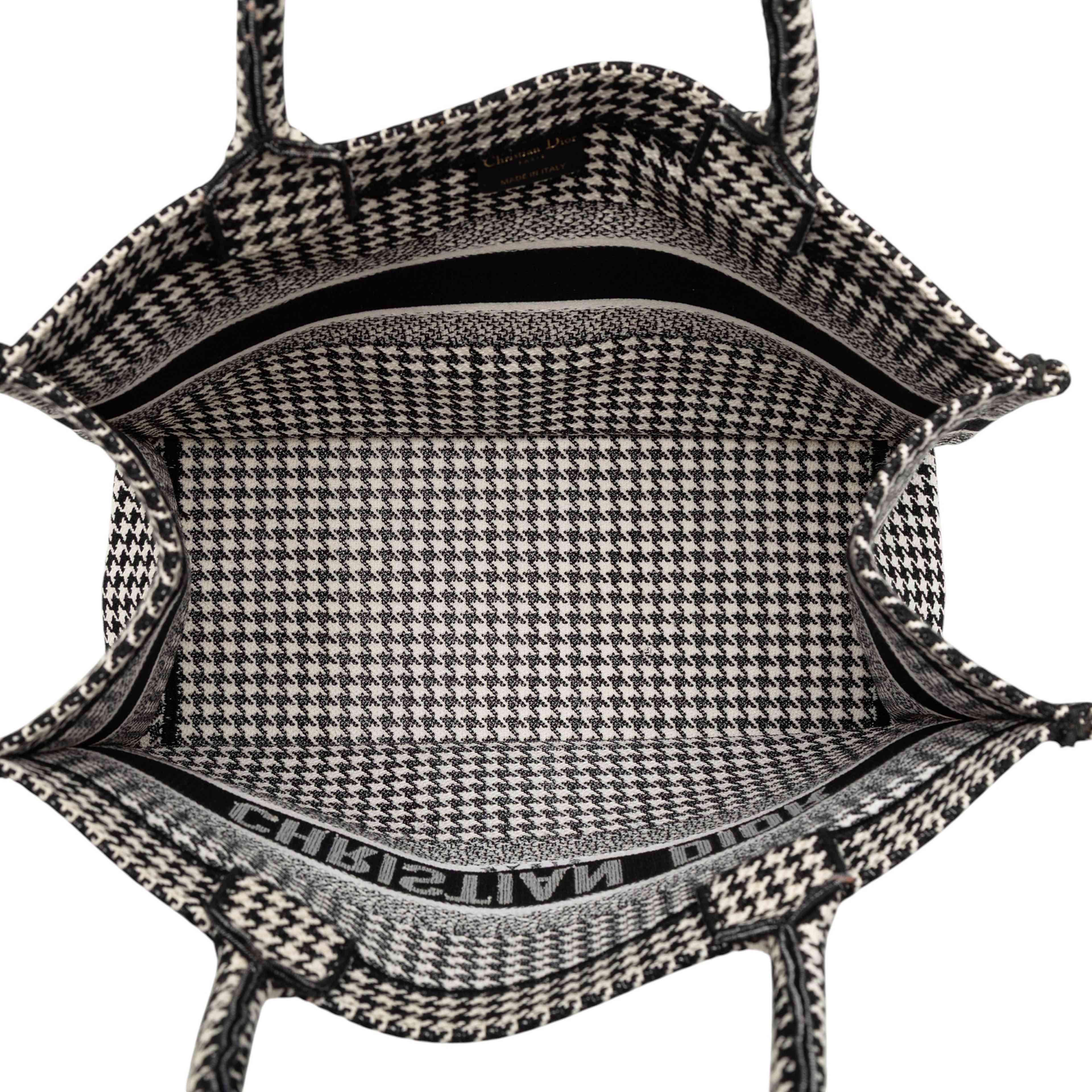 Dior Medium Canvas Houndstooth Embroidered Book Tote, från Luxclusif, i färgen black. Klicka för att öppna bilden i stort format