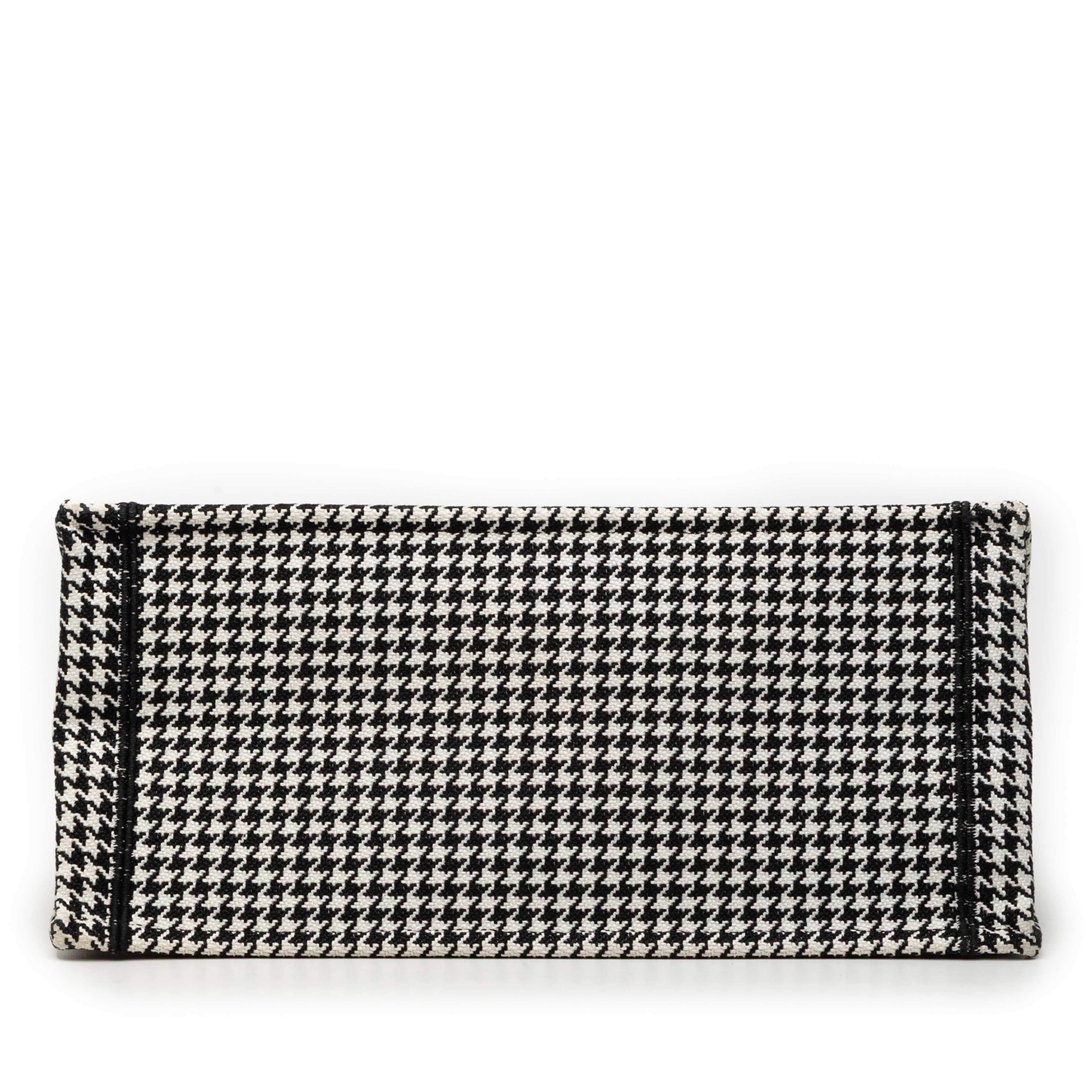 Dior Medium Canvas Houndstooth Embroidered Book Tote, från Luxclusif, i färgen black. Klicka för att öppna bilden i stort format